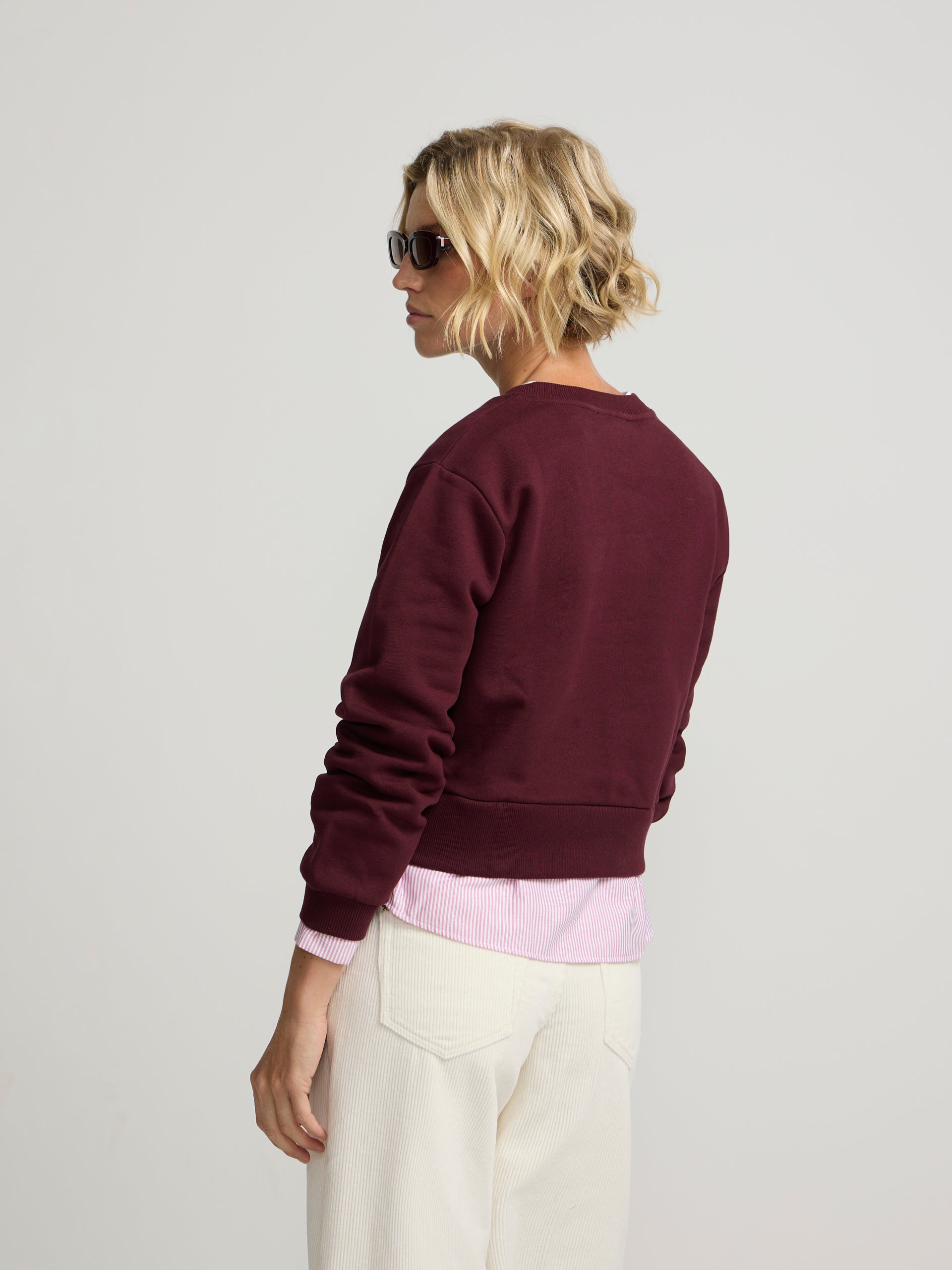 Women's sweatshirt with shirt-style hem in burgundy