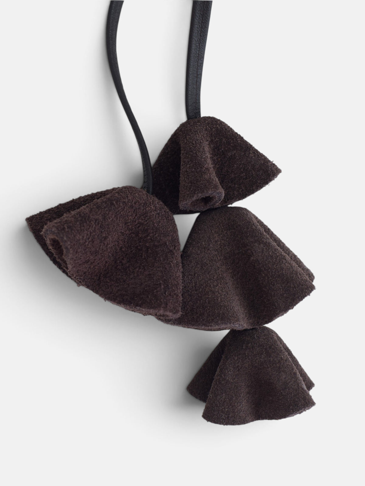 Llavero piel flores marron
