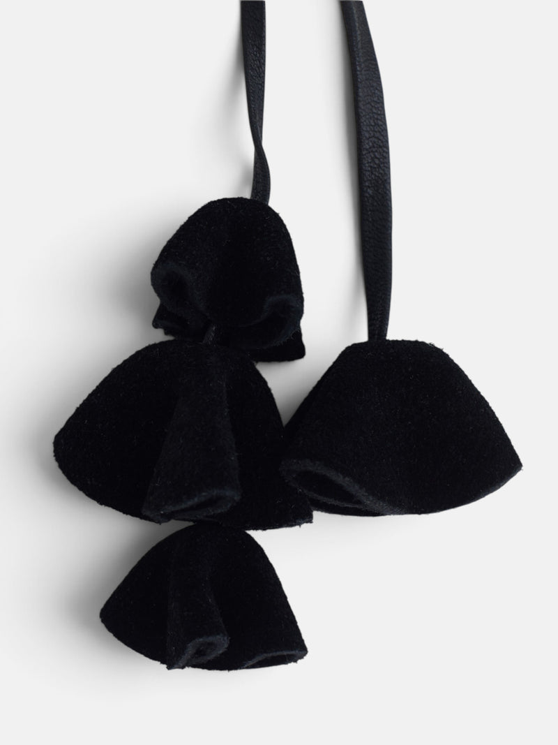 Chaveiro de pele com flores preto
