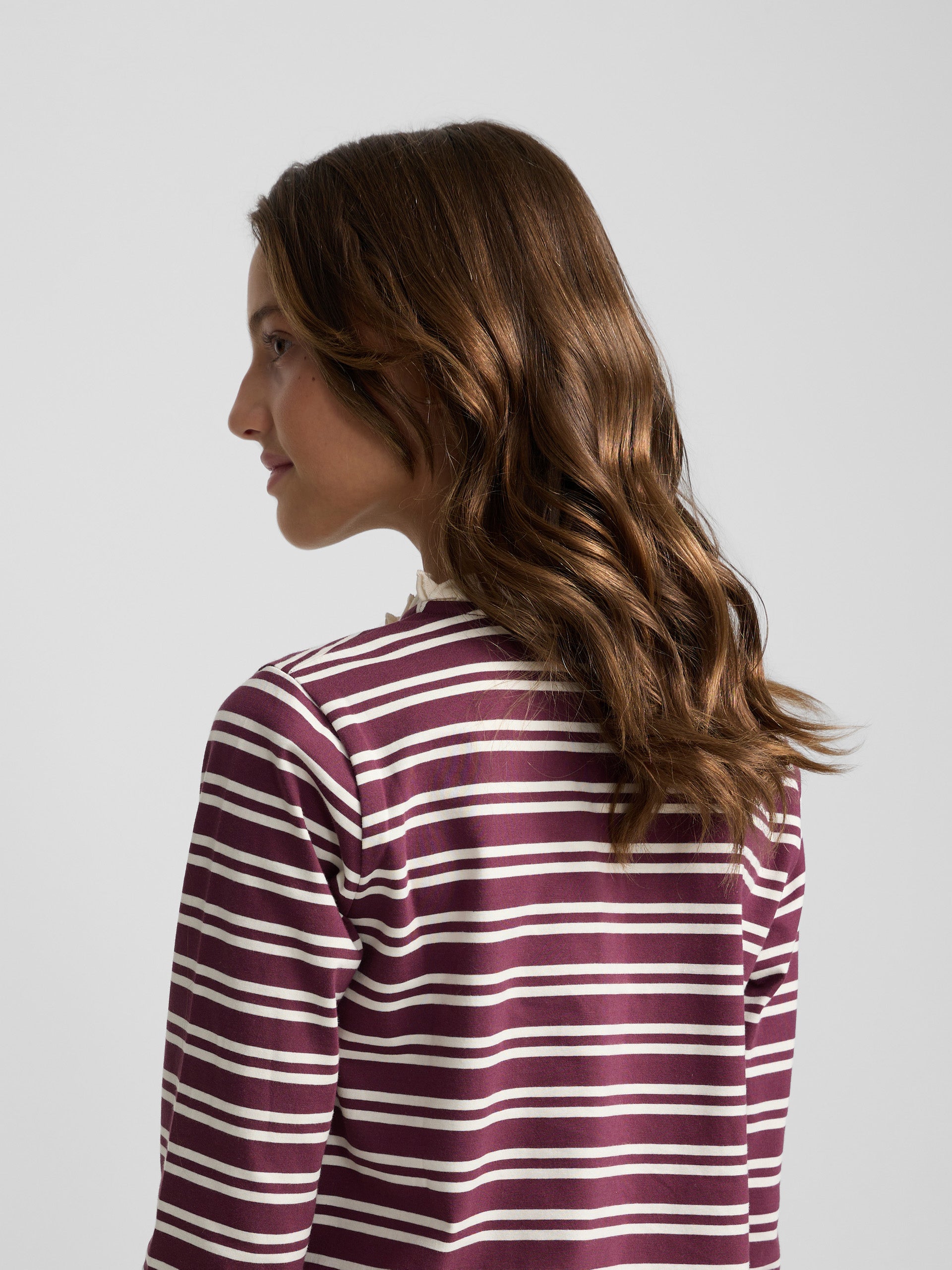 Camiseta girl cuello volante rayas granate y crudo