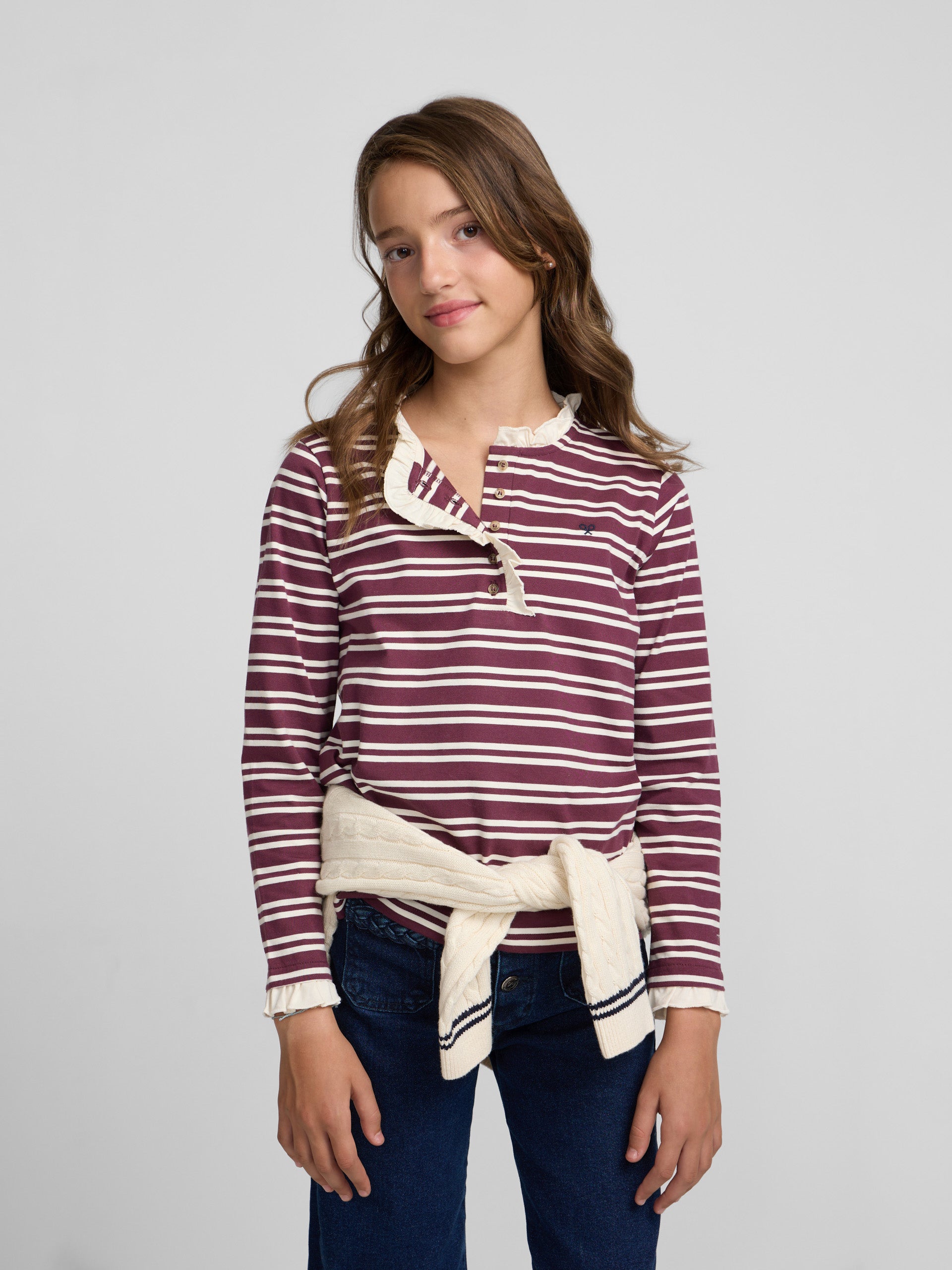 Camiseta girl cuello volante rayas granate y crudo