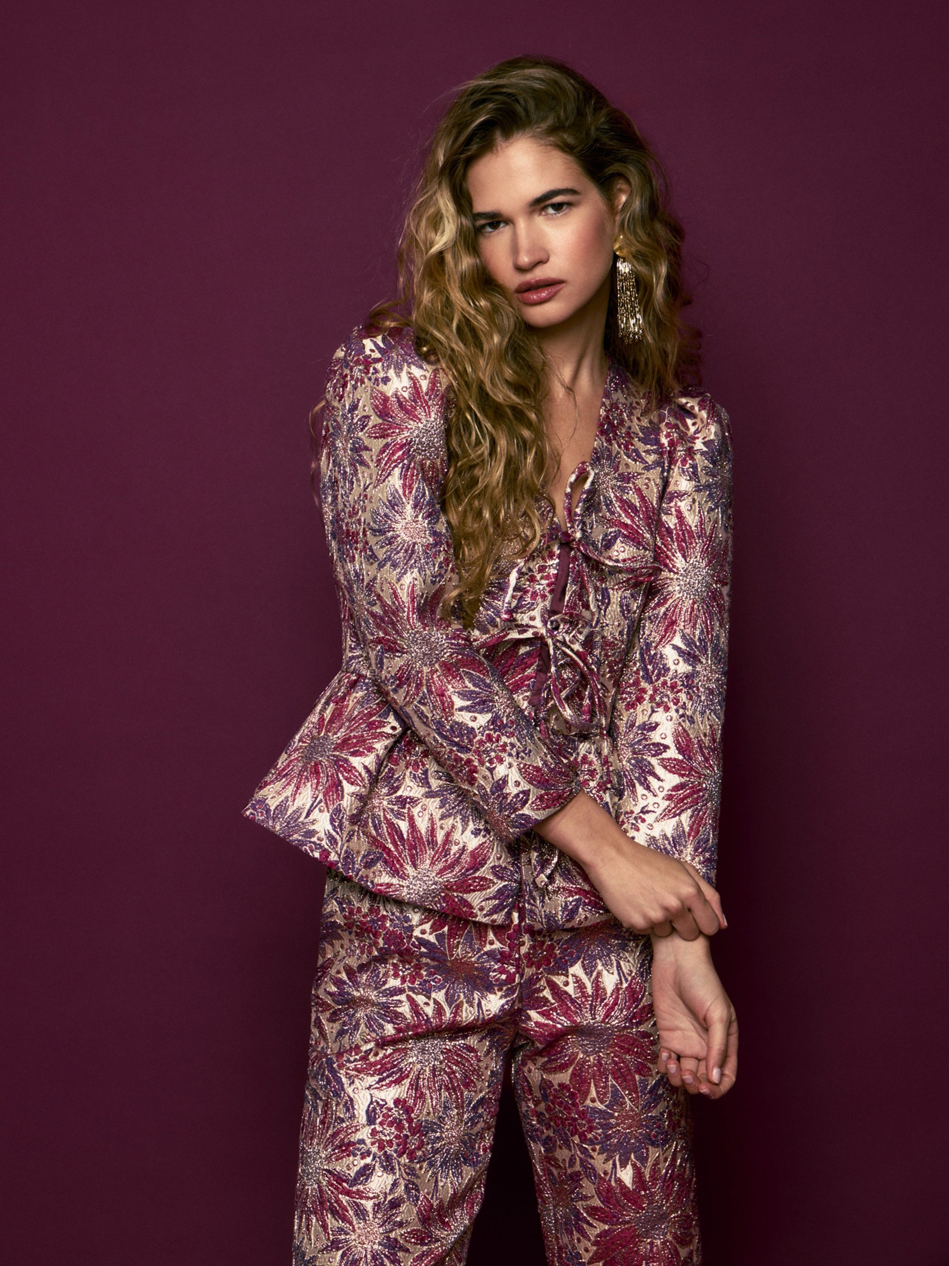 Blusa lazos estampado flores rosas y moradas