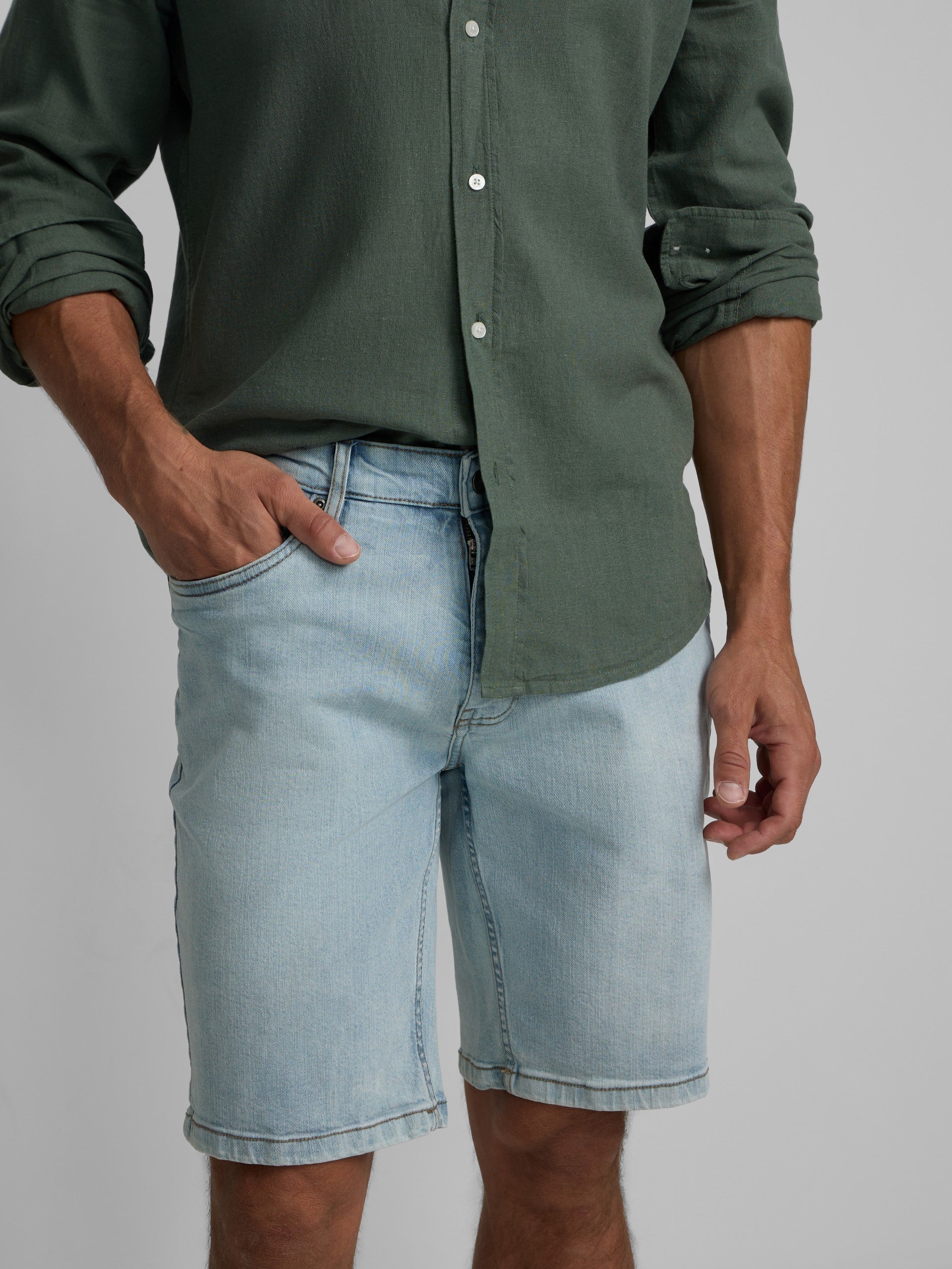 Bermuda cinq poches en denim bleu clair