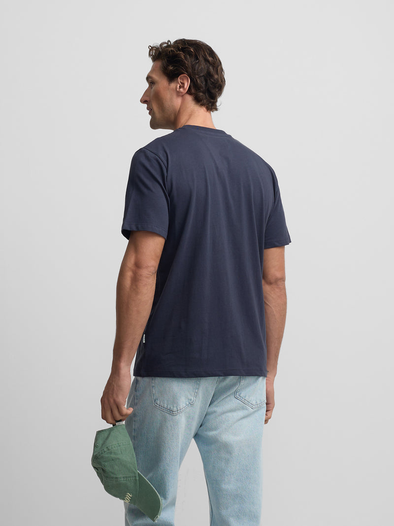Plain t-shirt with navy blue mini logo patch