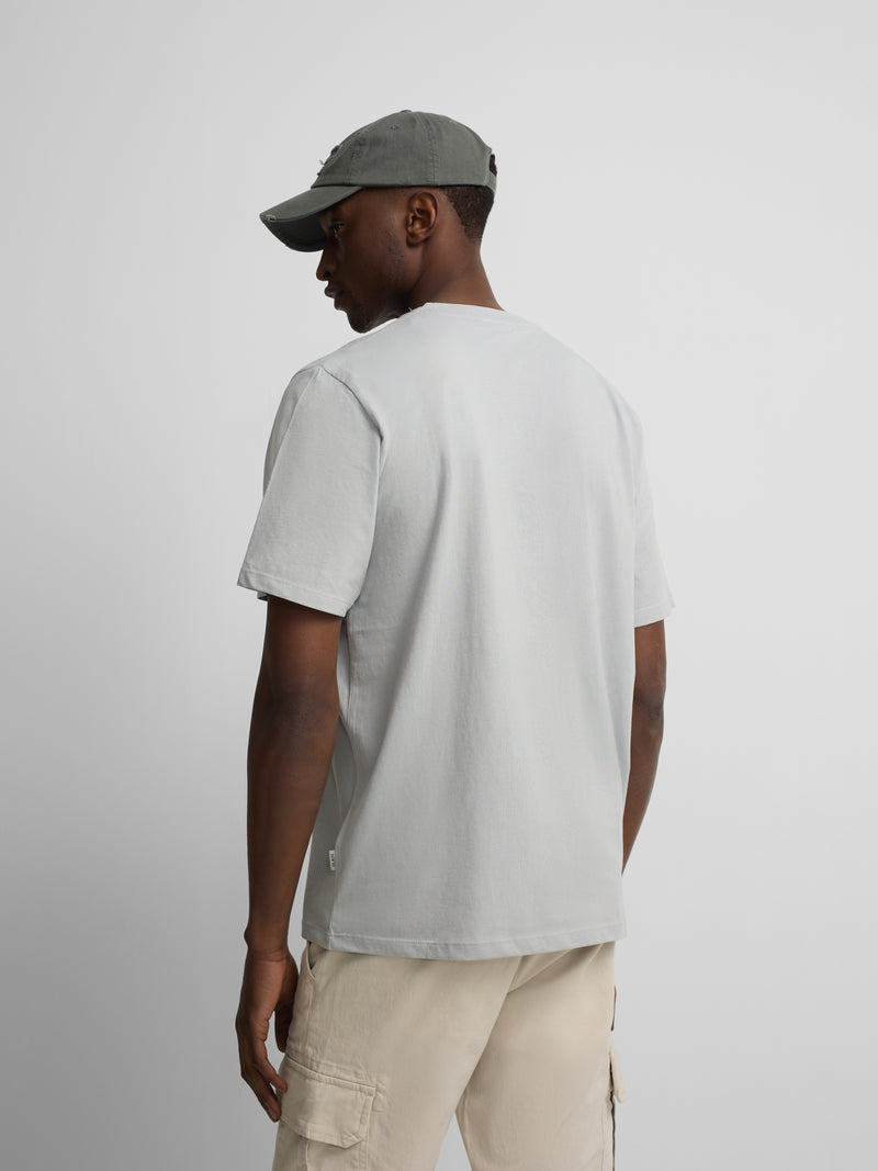 Plain T-shirt with light blue mini logo patch