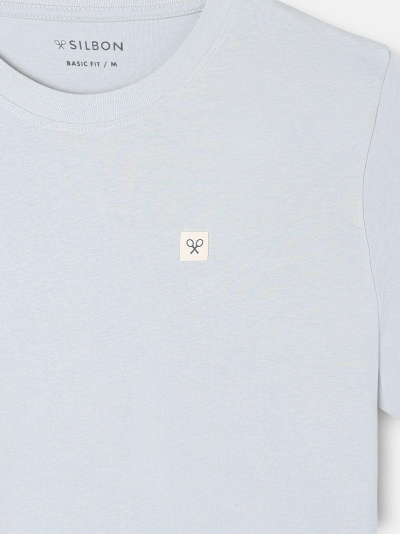 Plain T-shirt with light blue mini logo patch