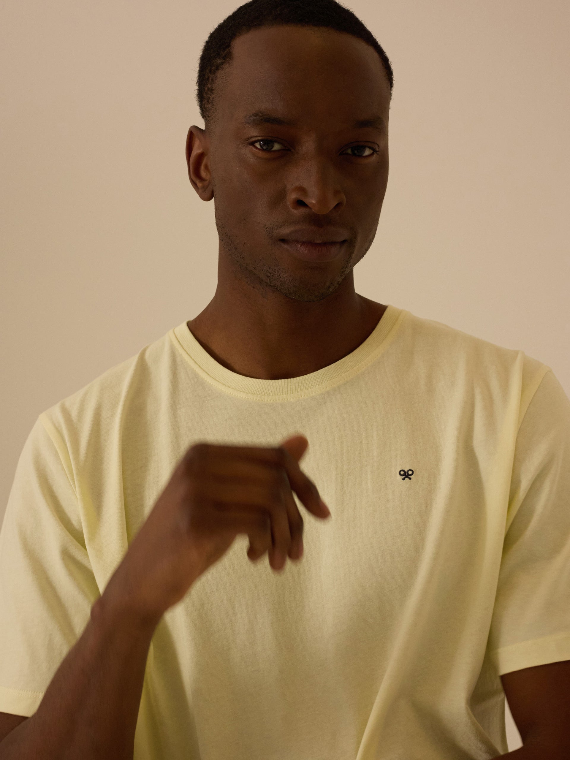 T-shirt jaune à mini logo
