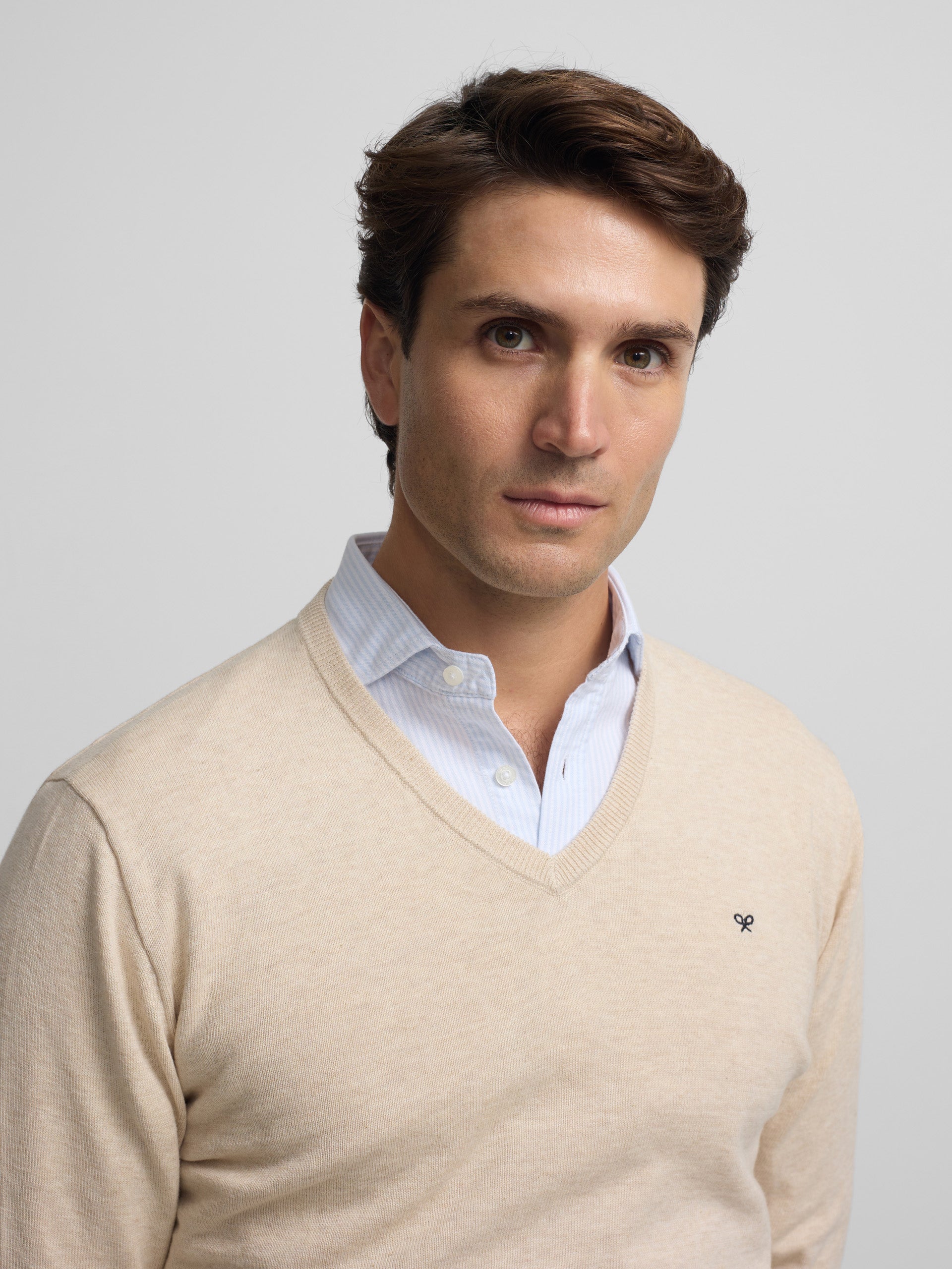 Jersey liso cuello pico crema