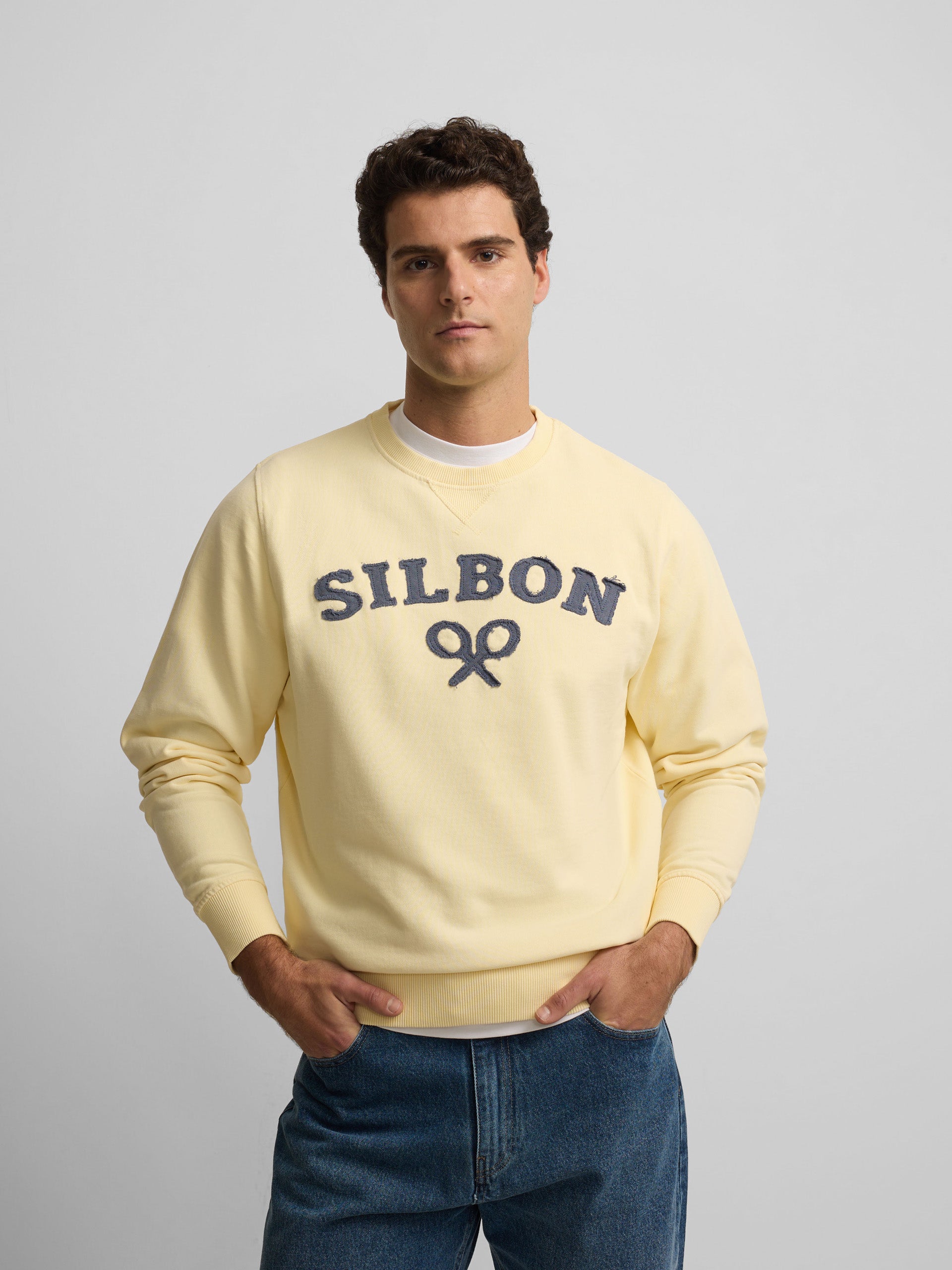 Sweat-shirt sifflant avec une raquette jaune au milieu