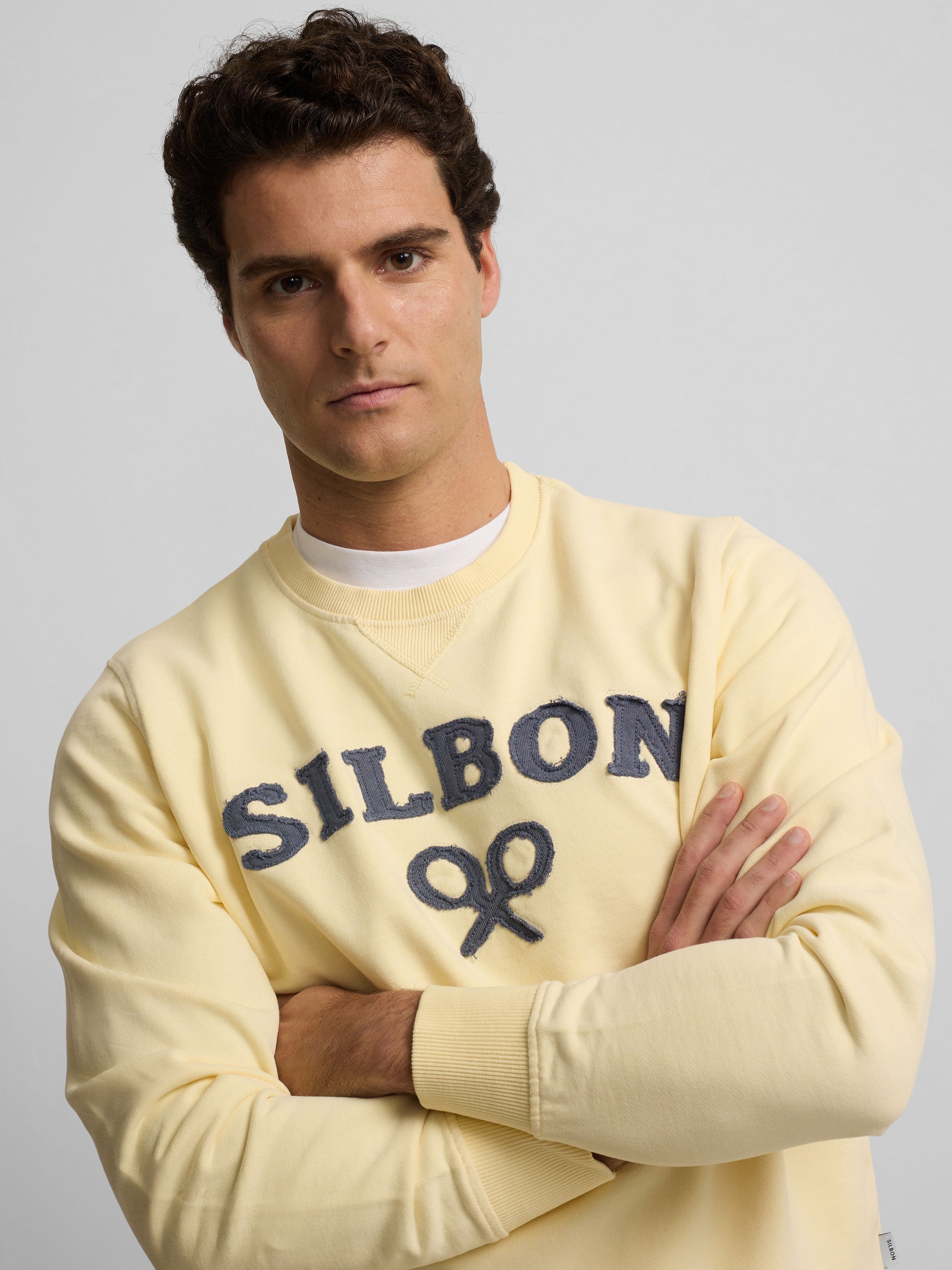 Sweat-shirt sifflant avec une raquette jaune au milieu