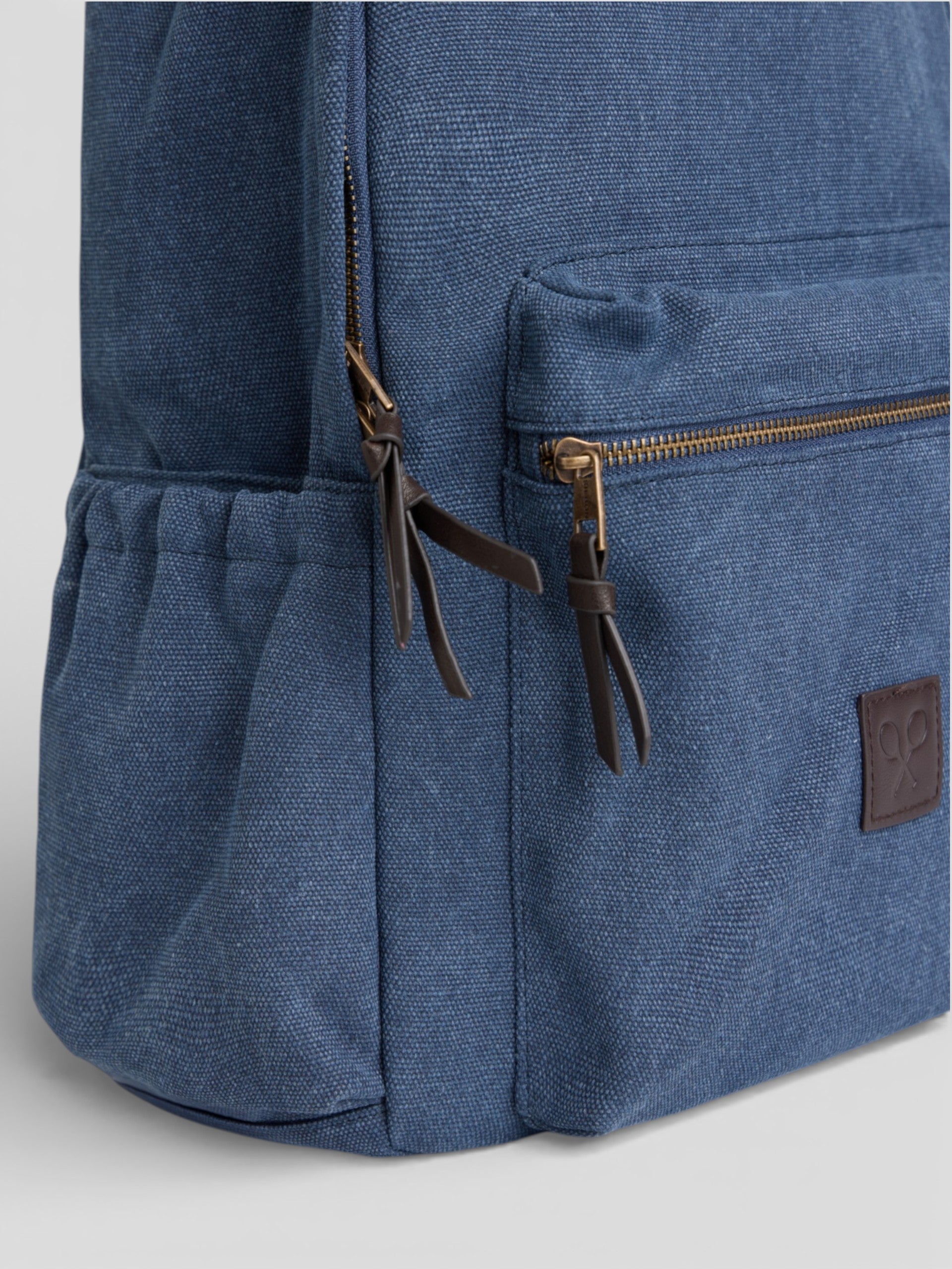 Mochila com detalhe em pele azul-marinho