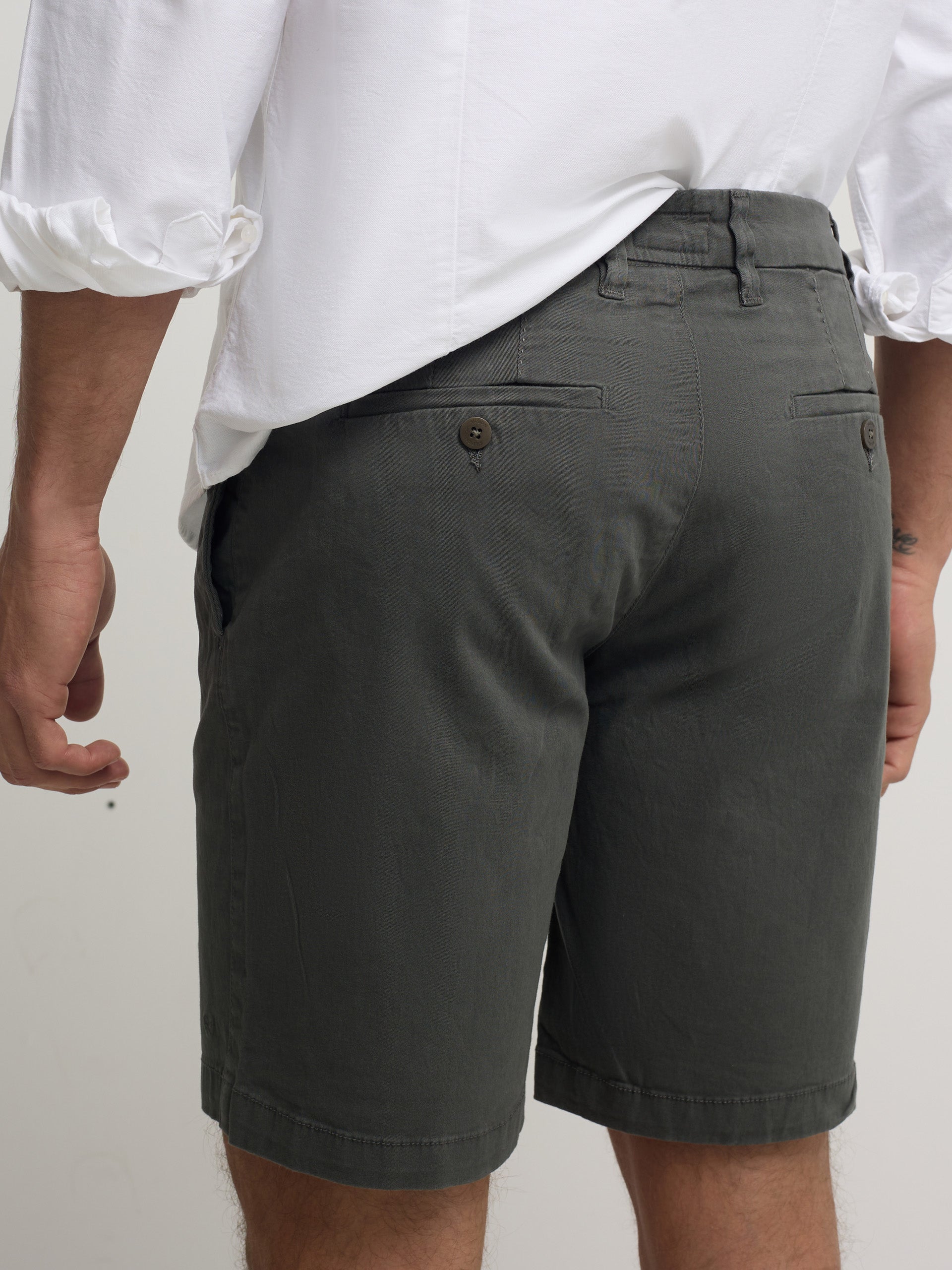 Bermuda clássica com pinça verde