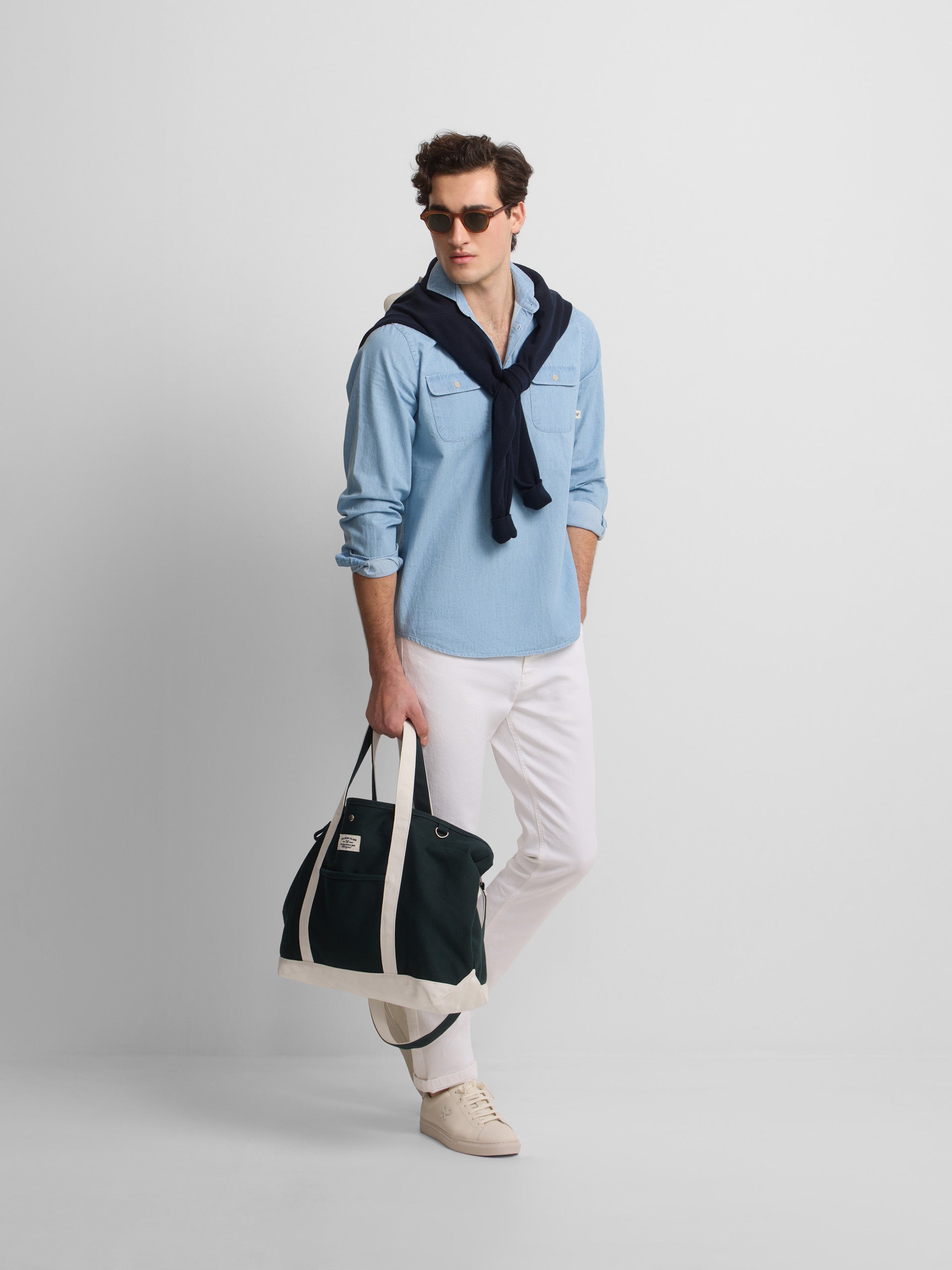 T-shirt de croisière en denim bleu clair avec poches