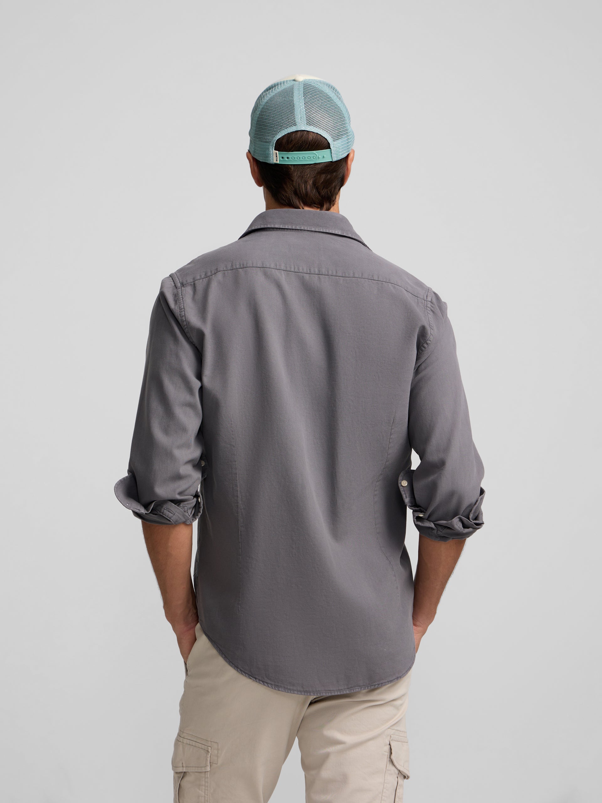 Camisa desportiva cinzenta com bolso desgastado