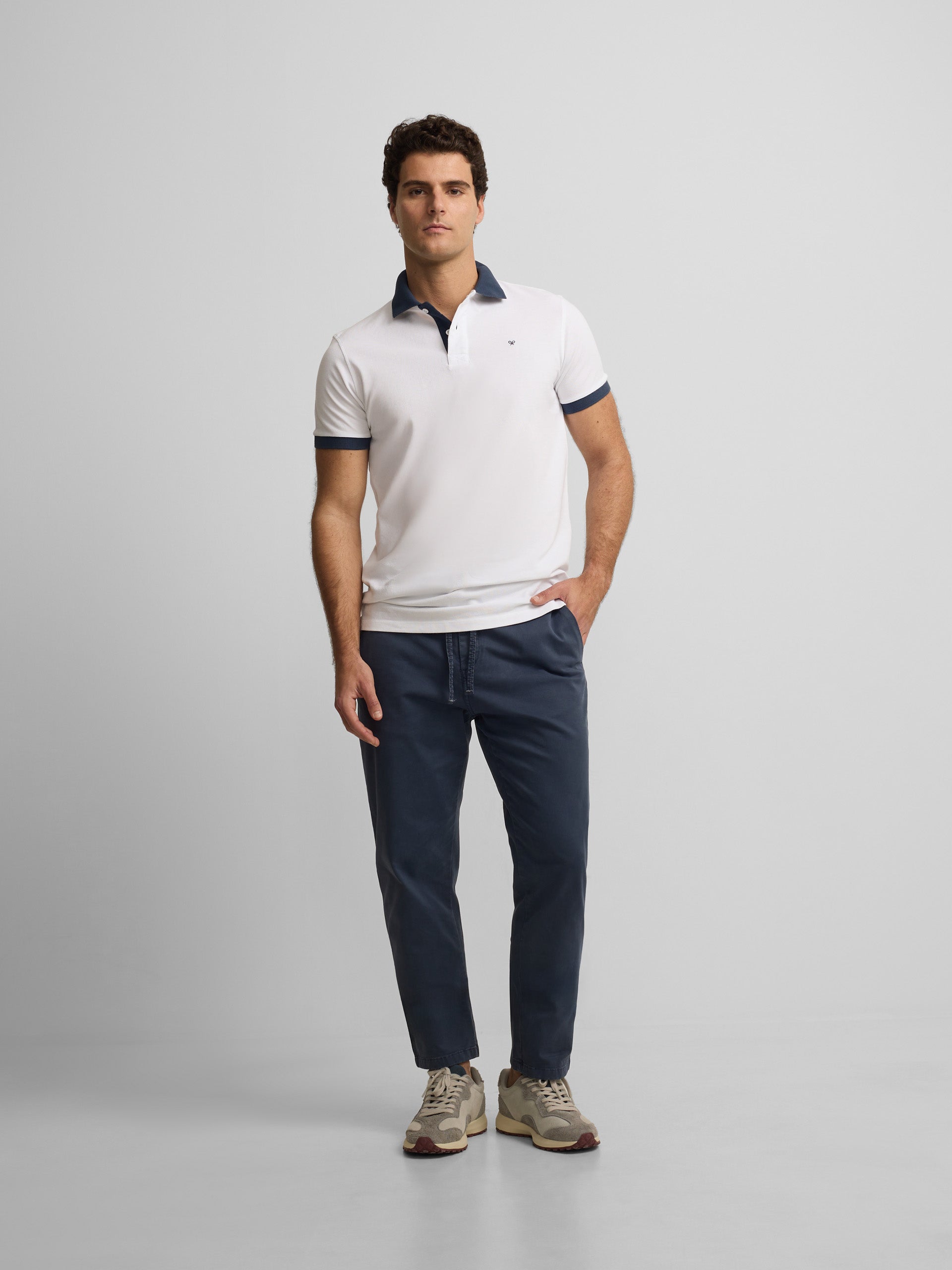 Polo de manga curta com debrum azul-marinho e branco