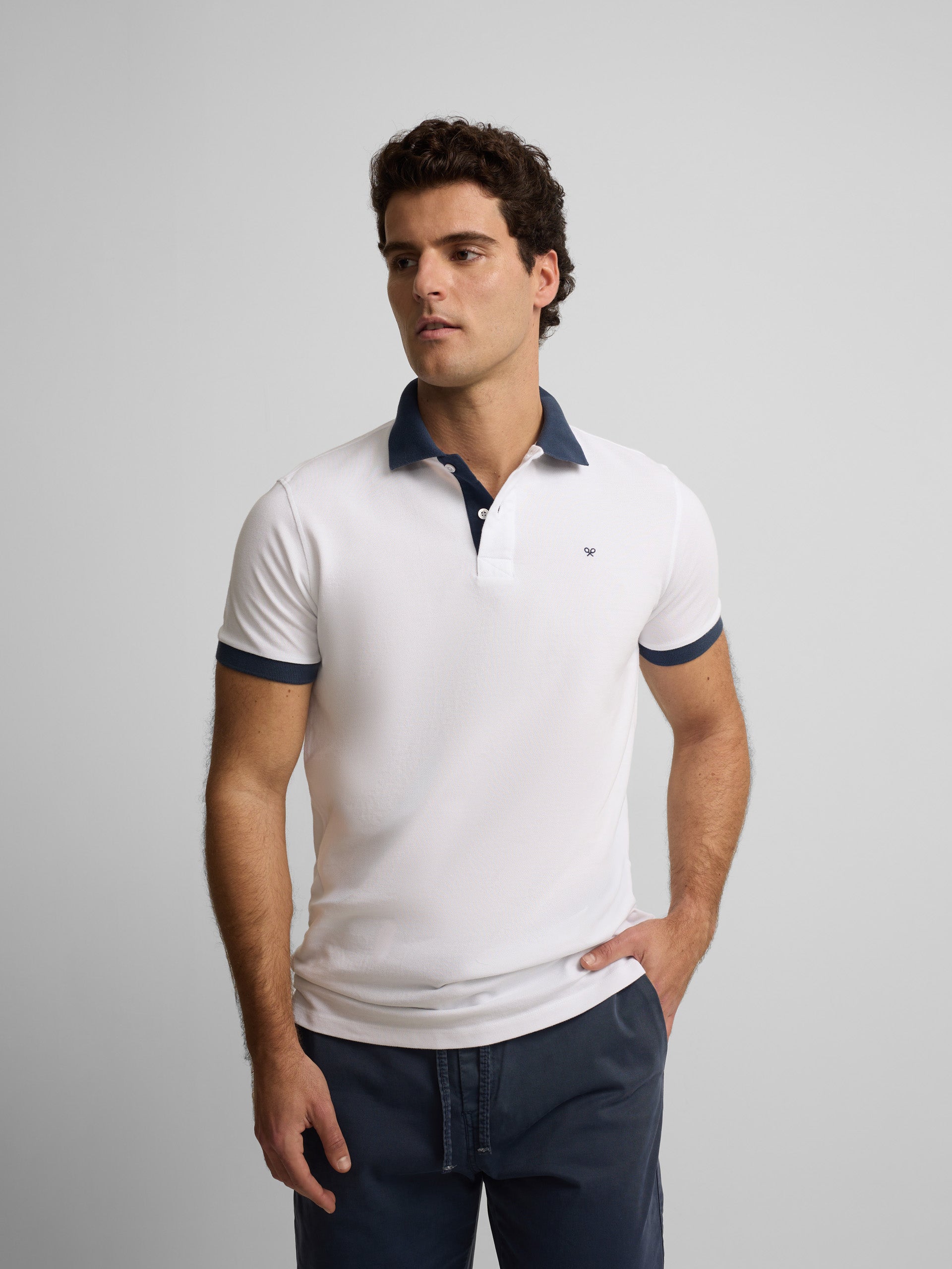 Polo de manga curta com debrum azul-marinho e branco