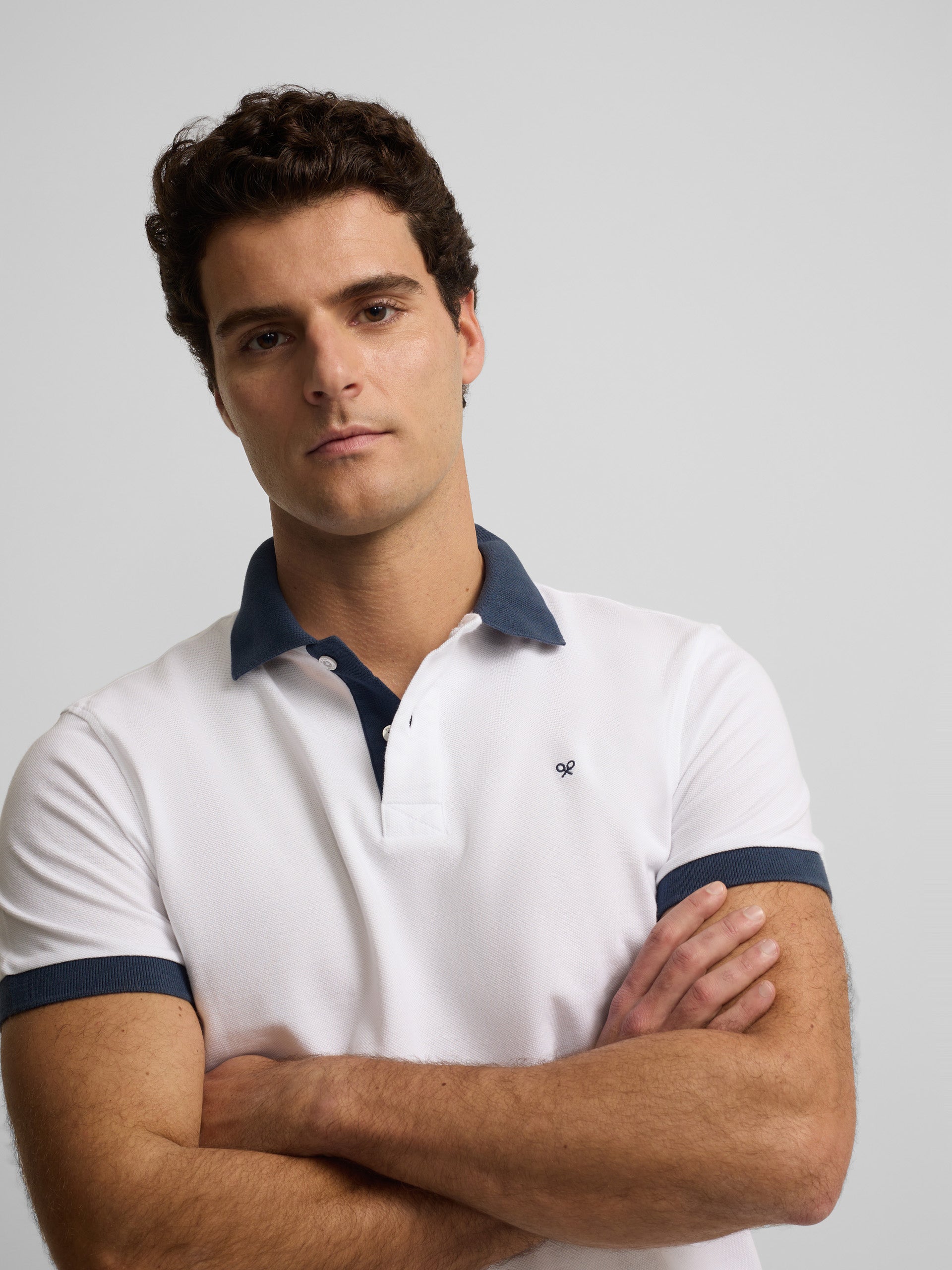Polo de manga curta com debrum azul-marinho e branco