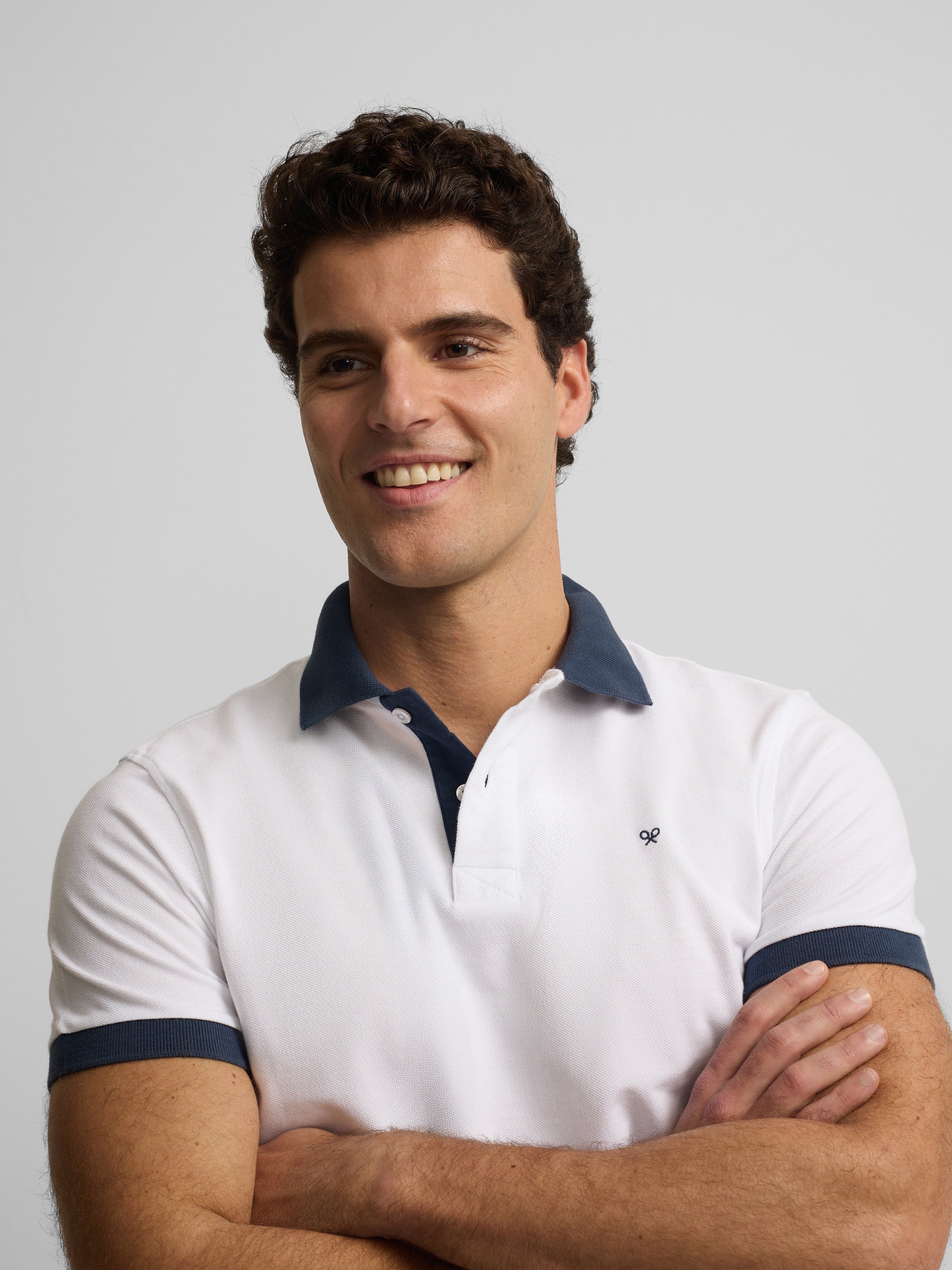 Polo de manga curta com debrum azul-marinho e branco
