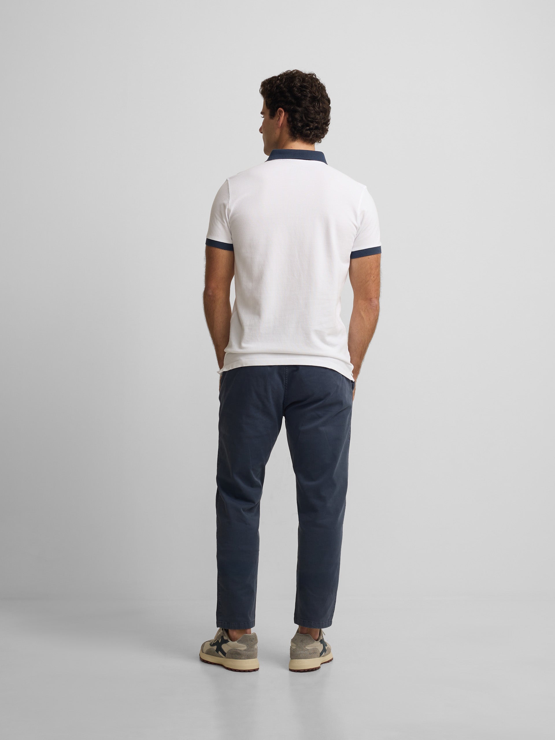 Polo de manga curta com debrum azul-marinho e branco