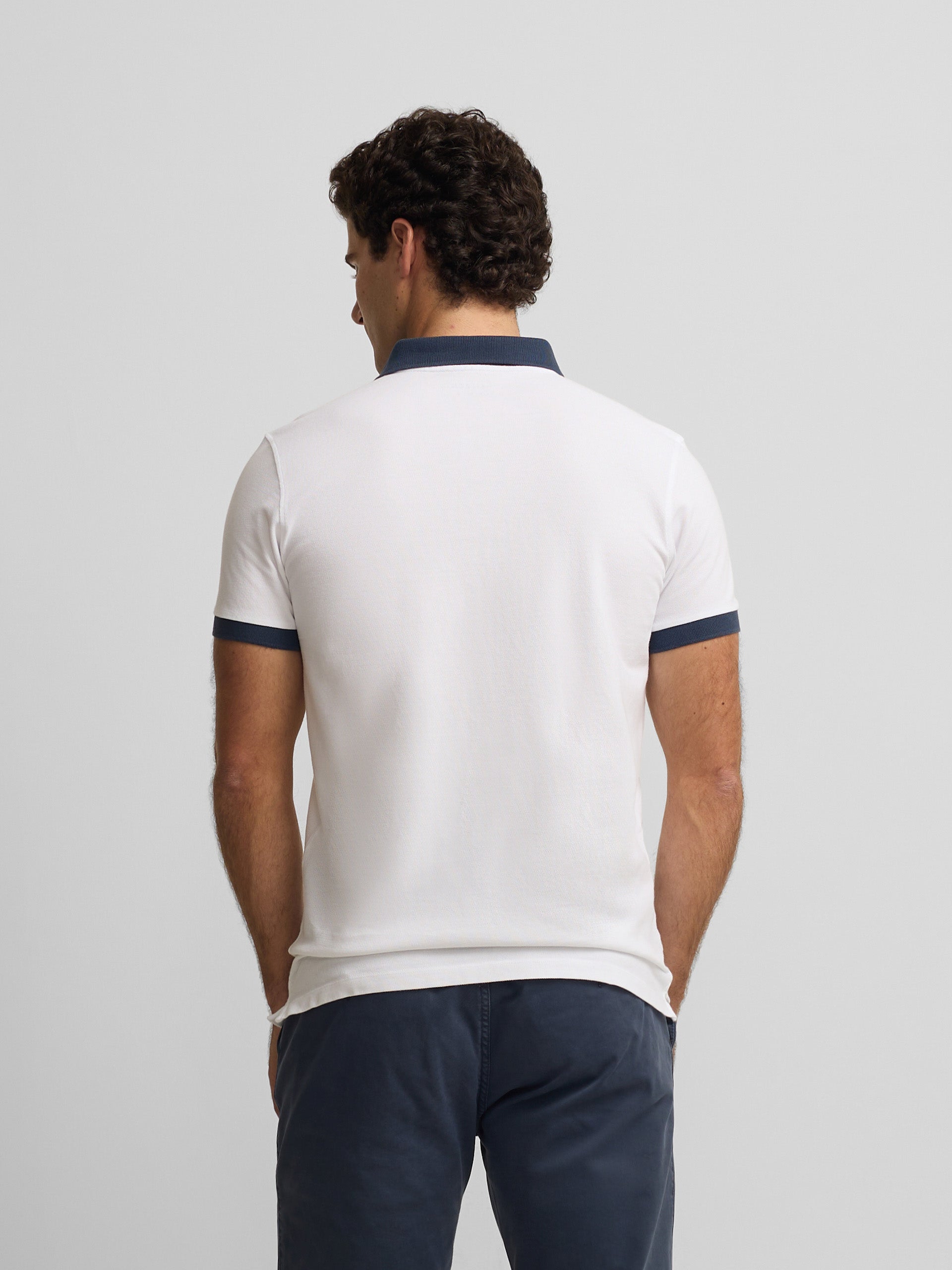 Polo de manga curta com debrum azul-marinho e branco