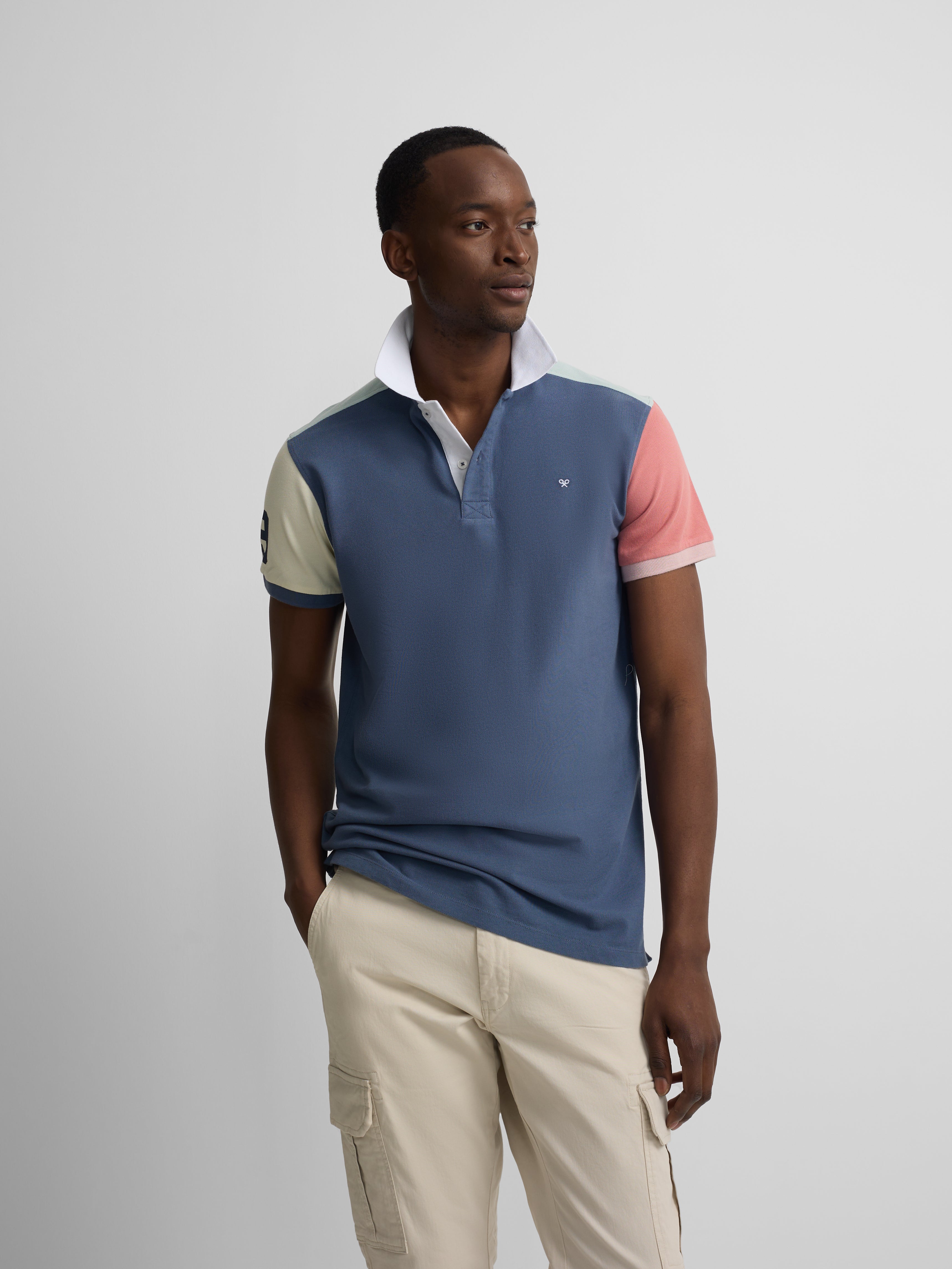 Polo manga corta ribete multicolor azul marino