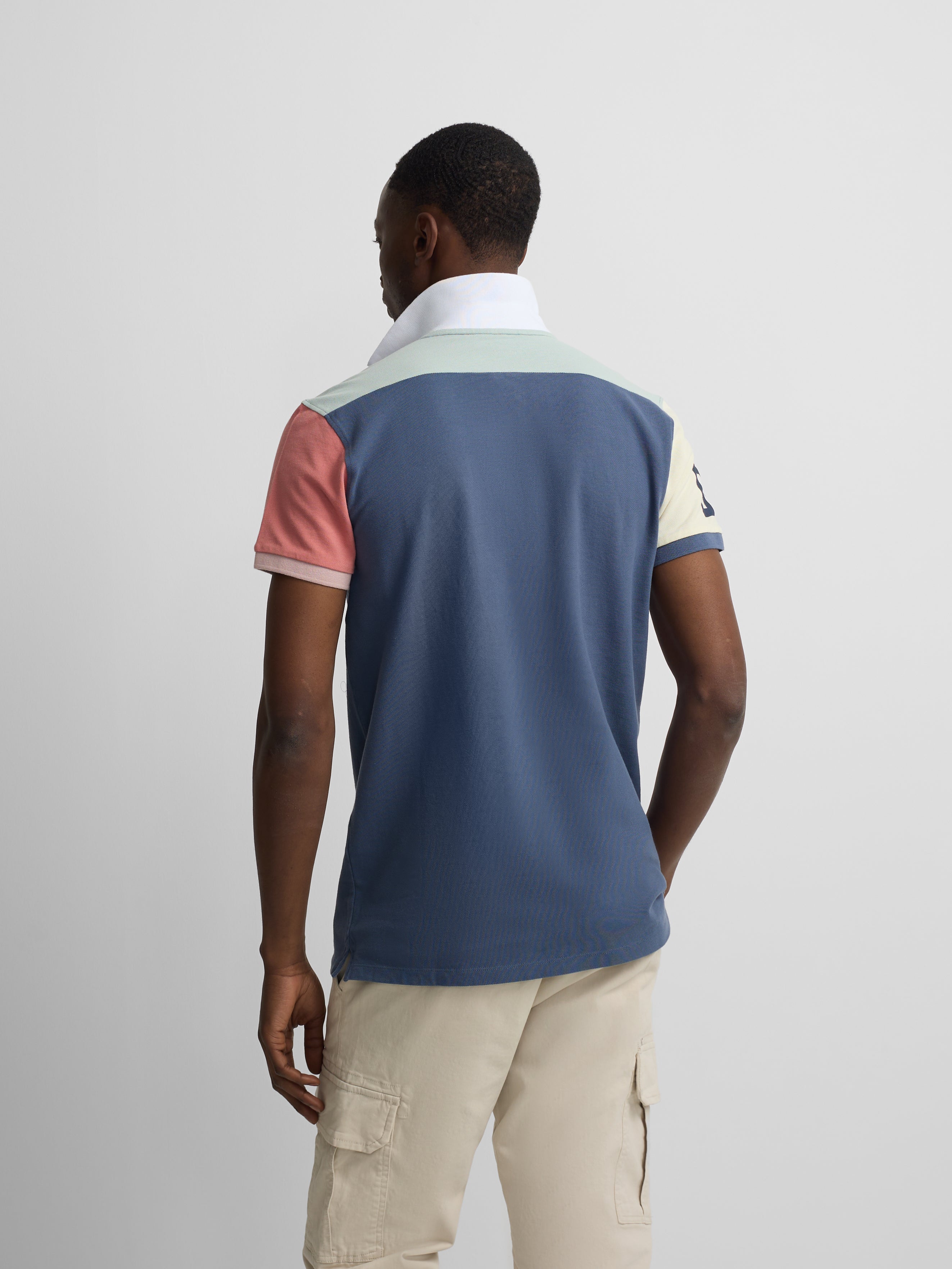 Polo manga corta ribete multicolor azul marino