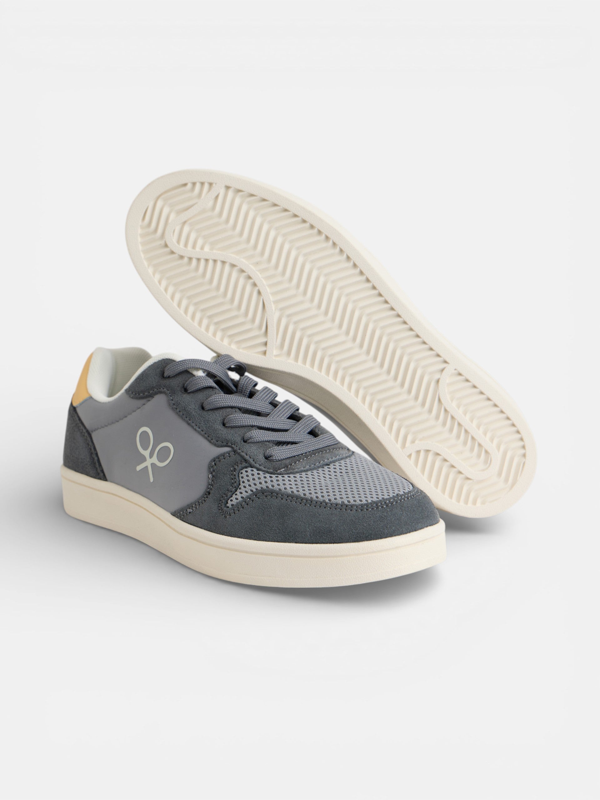 Two-tone light green sneaker