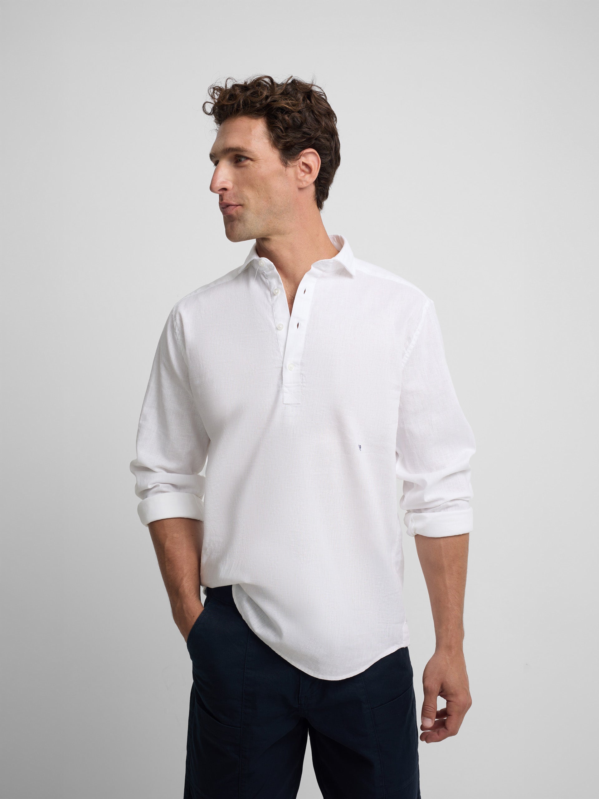 Camisa desportiva de linho branca