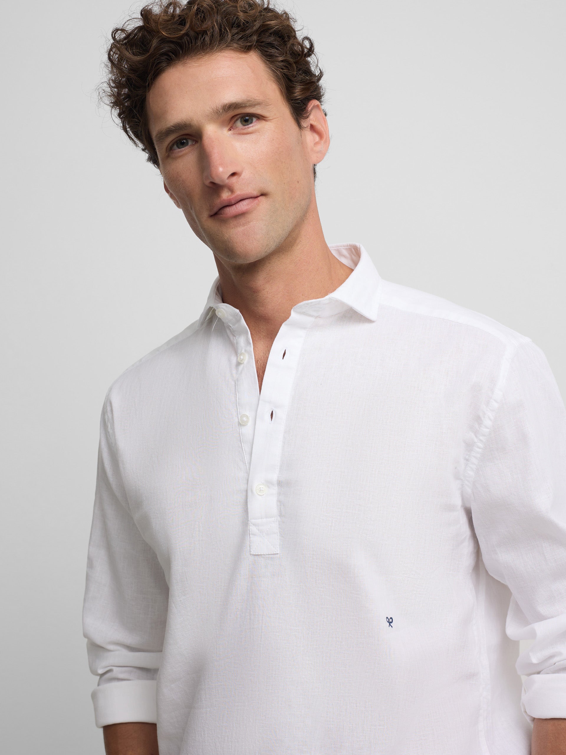 Camisa desportiva de linho branca