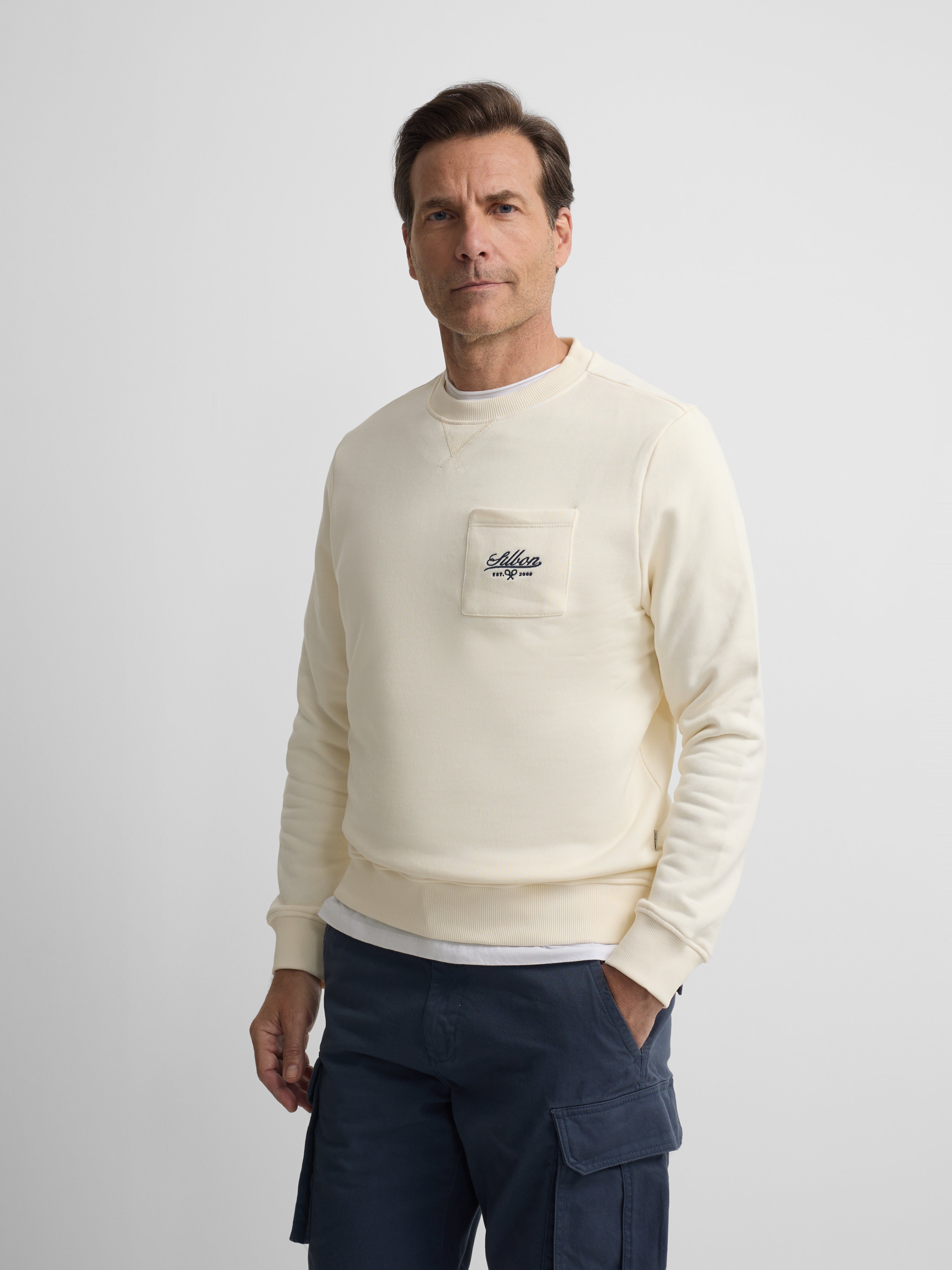 Sweat-shirt crème avec poche brodée