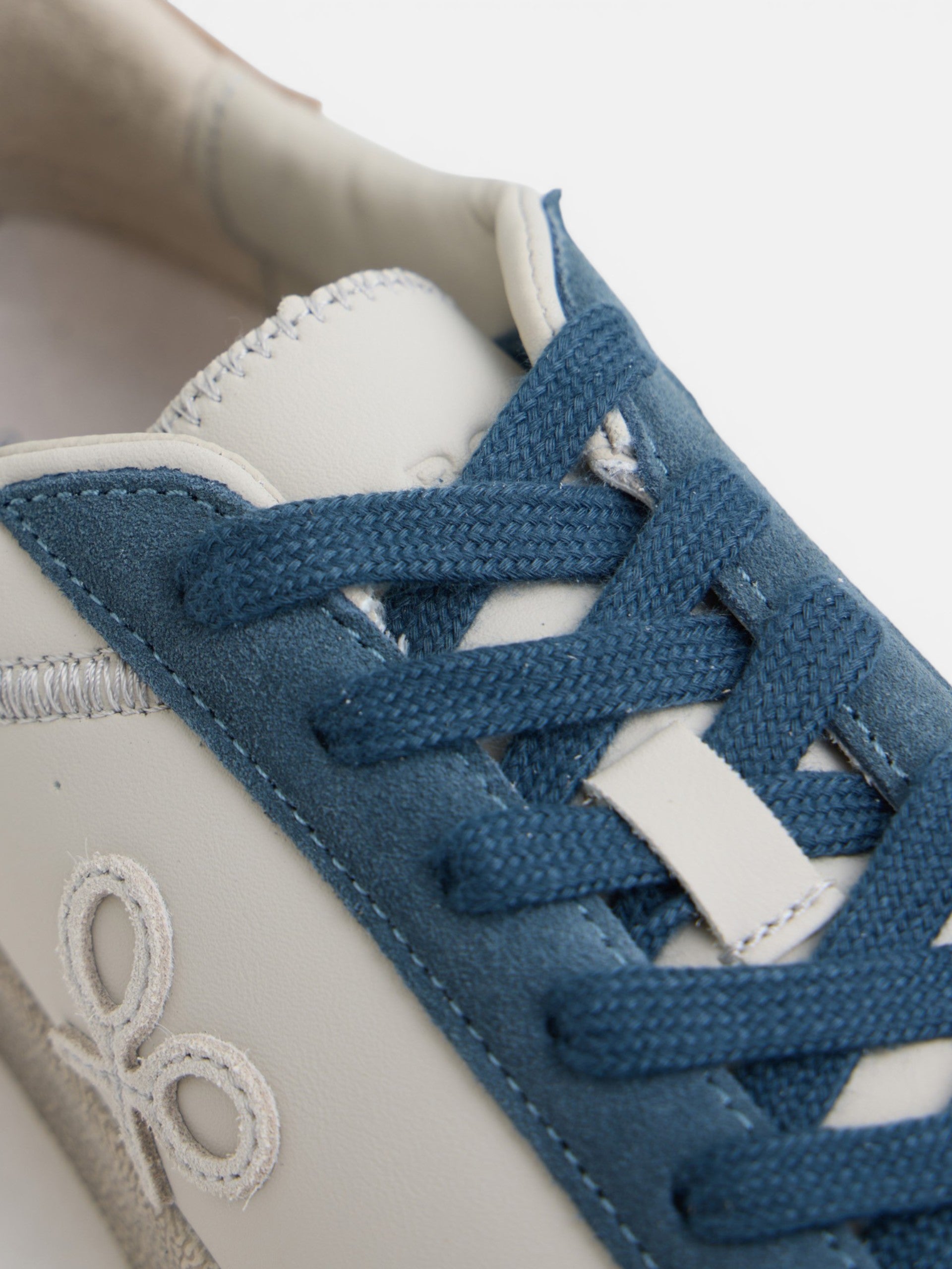 Zapatilla desgastada crema