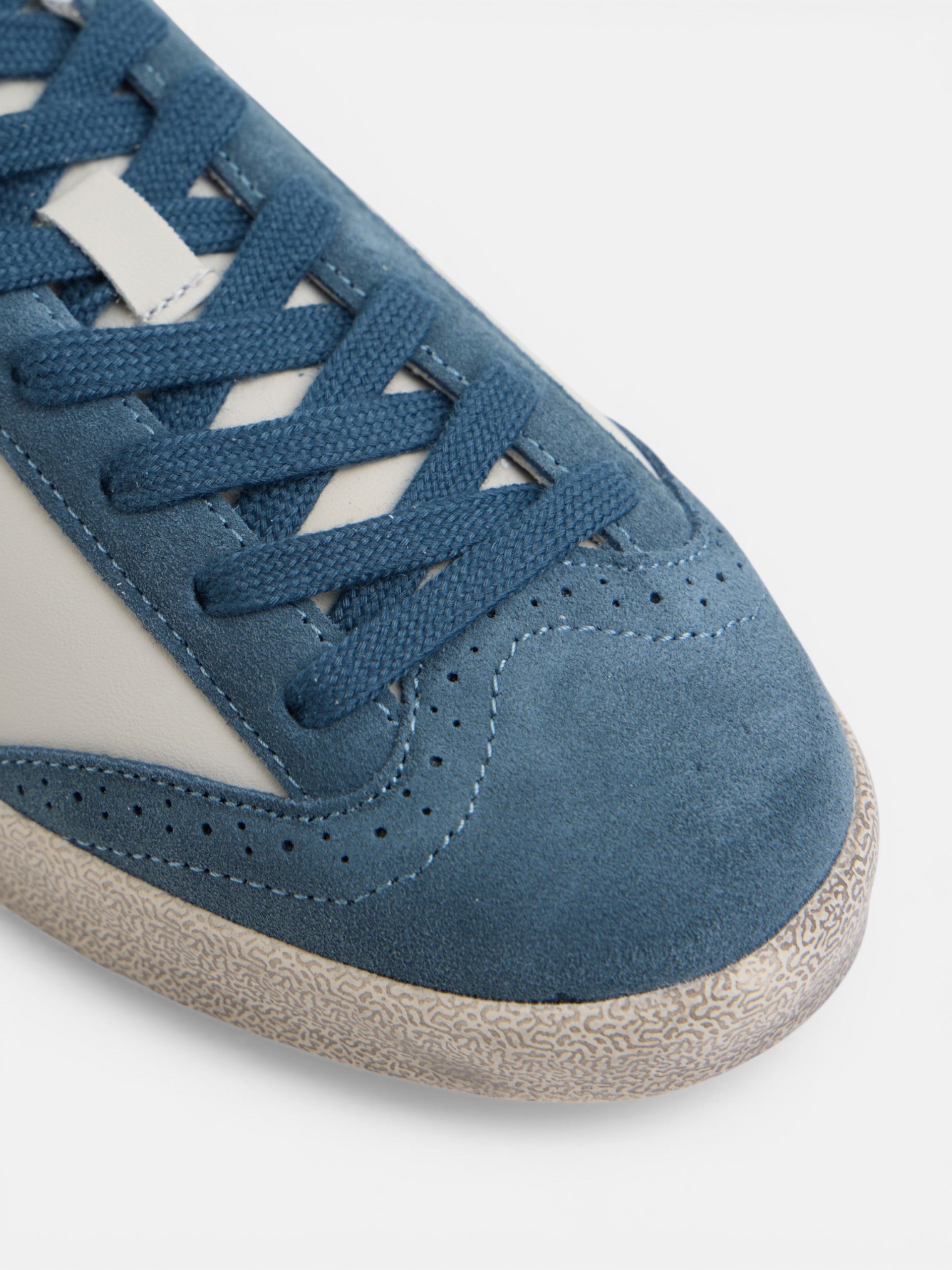 Zapatilla desgastada crema