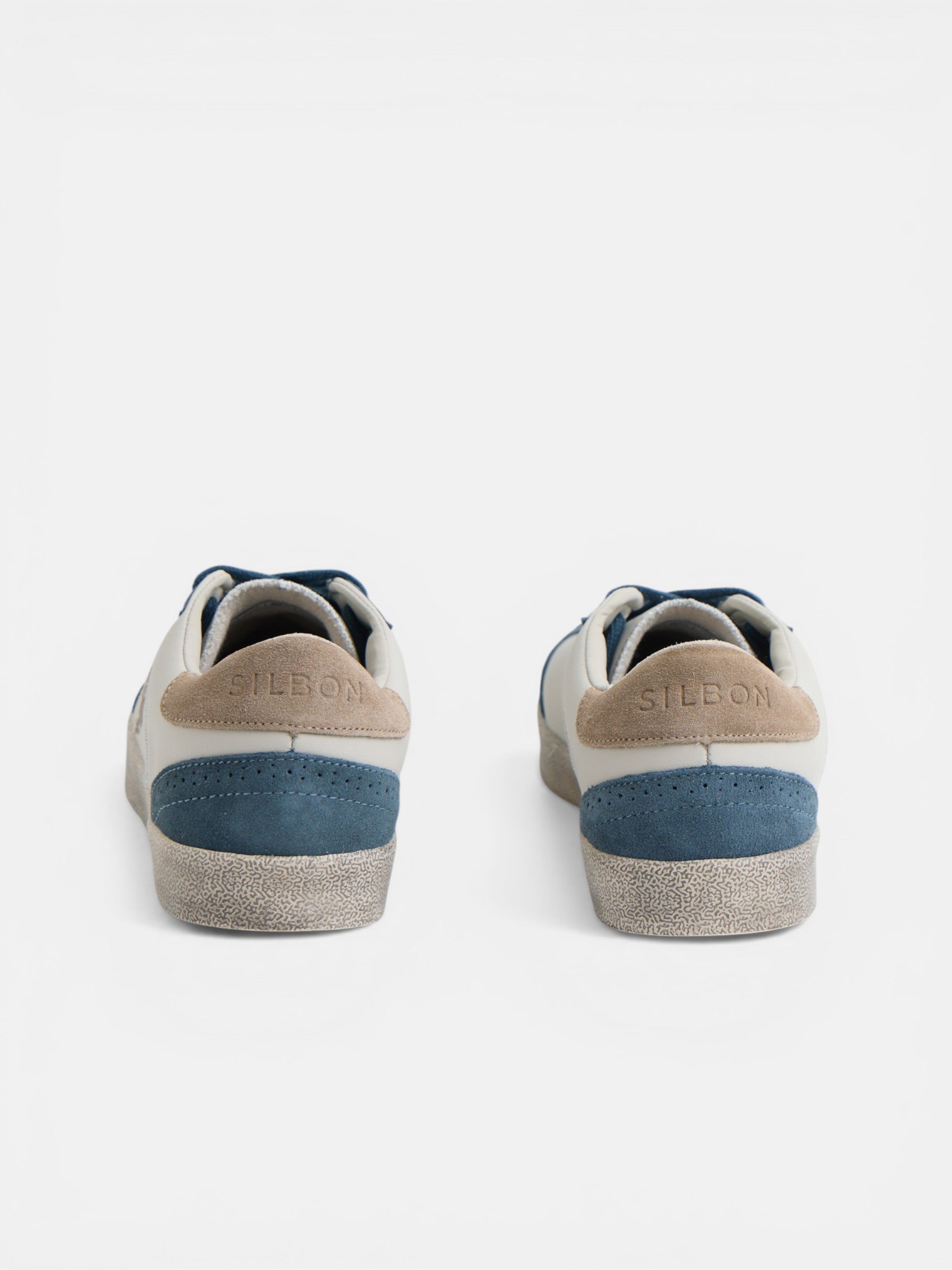 Zapatilla desgastada crema