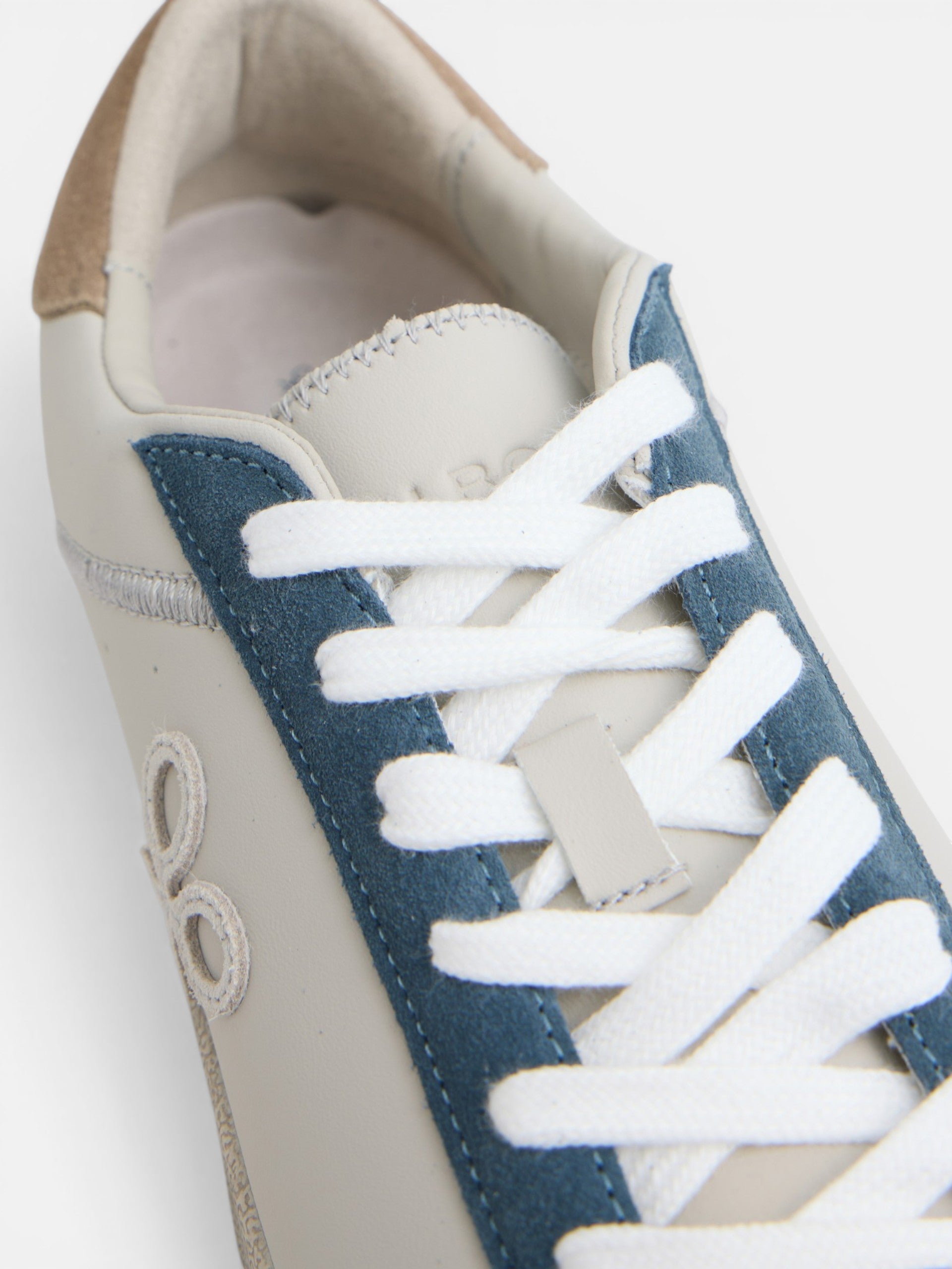 Zapatilla desgastada crema