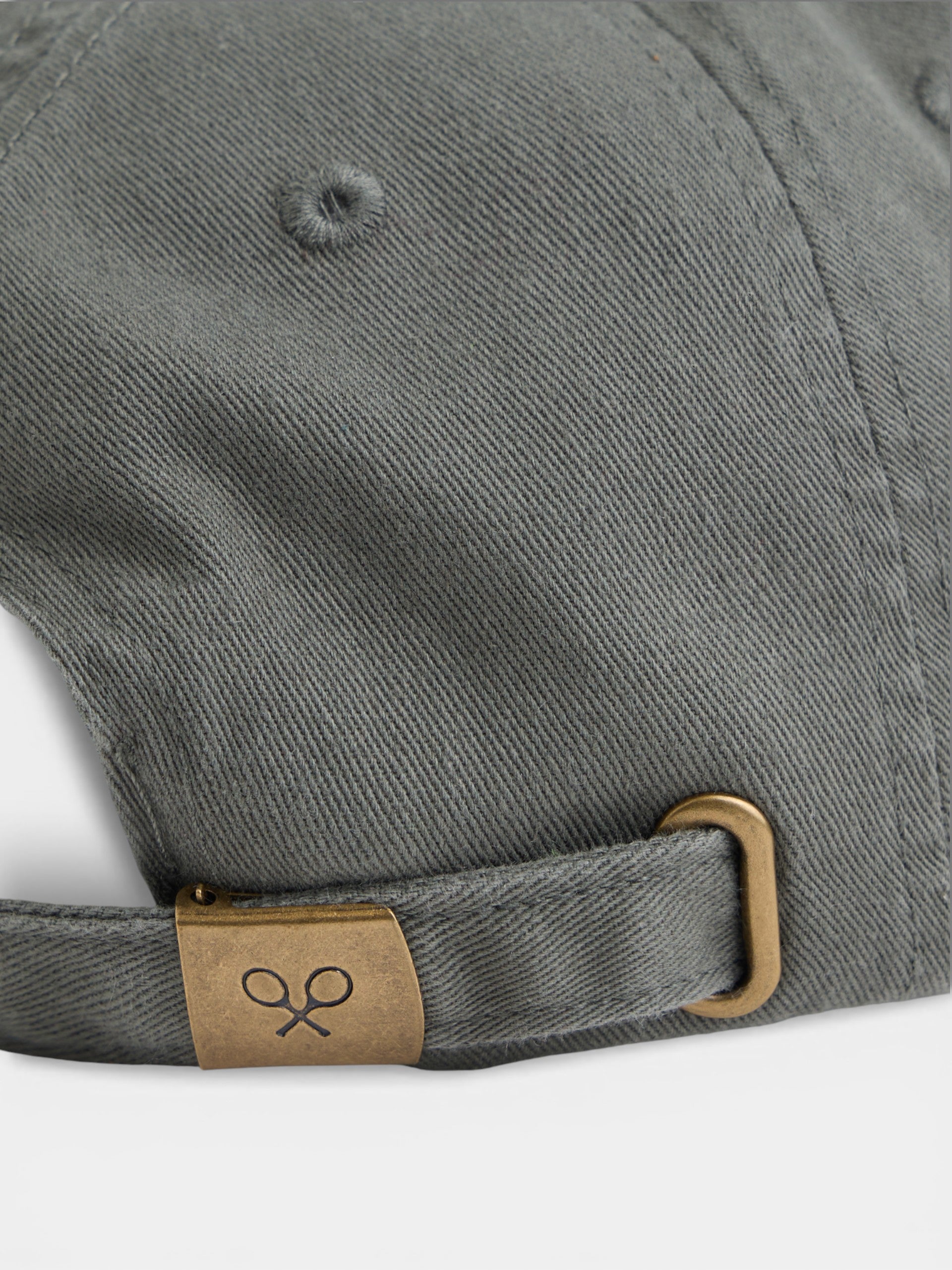 Boné verde com raquete em relevo