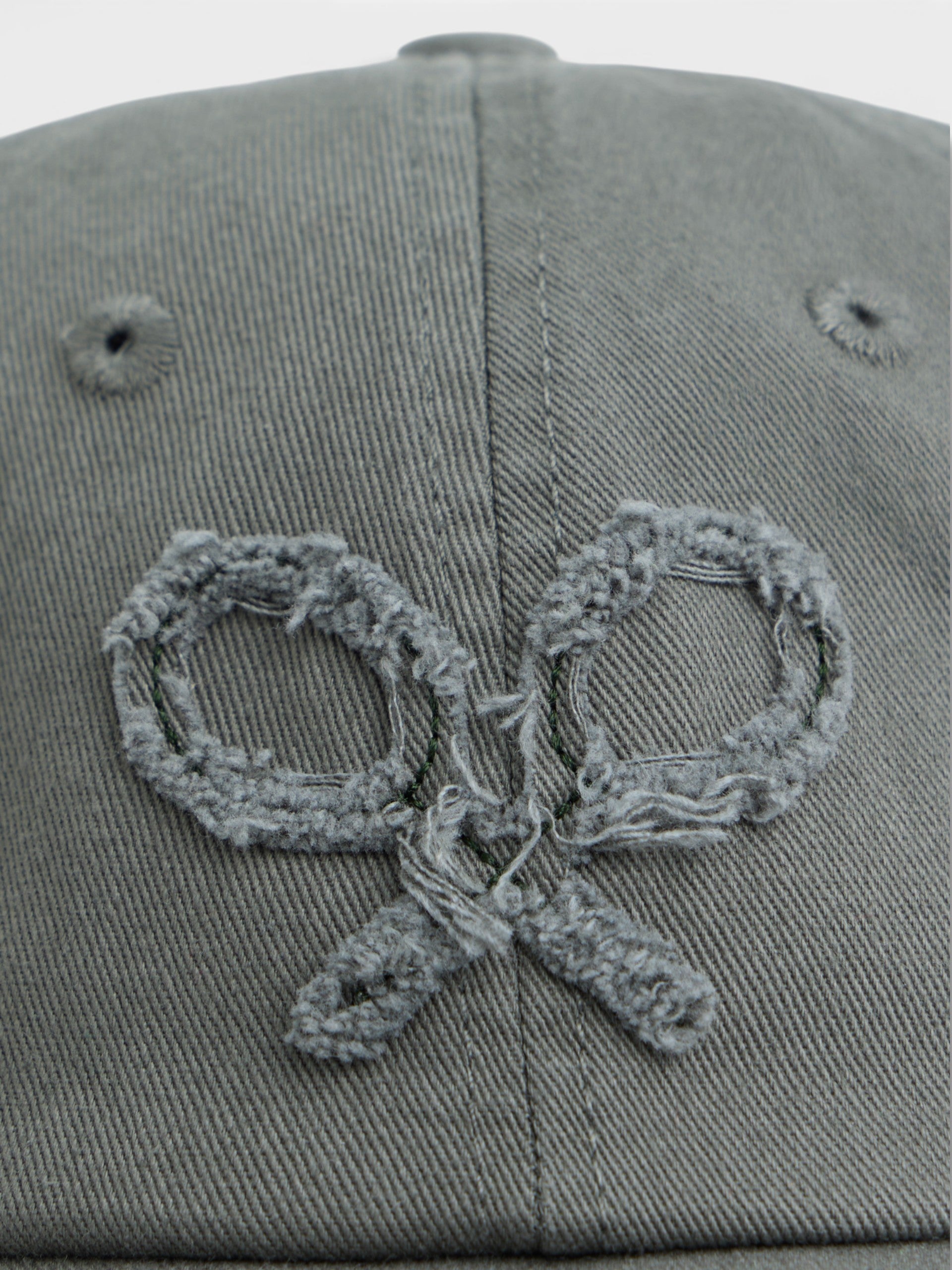 Boné verde com raquete em relevo