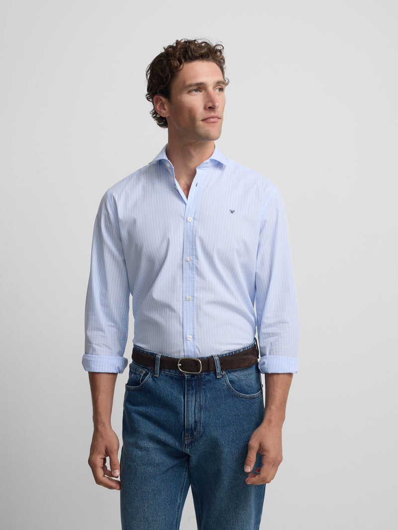 Chemise sport classique à rayures blanches et bleu ciel