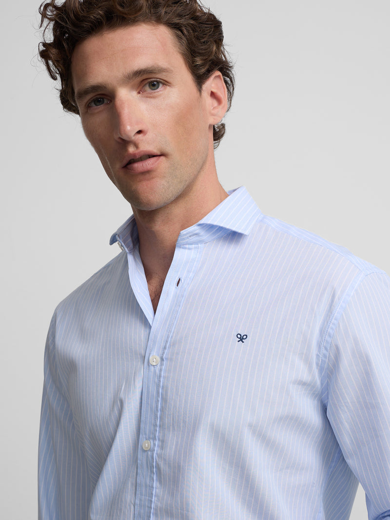 Chemise sport classique à rayures blanches et bleu ciel