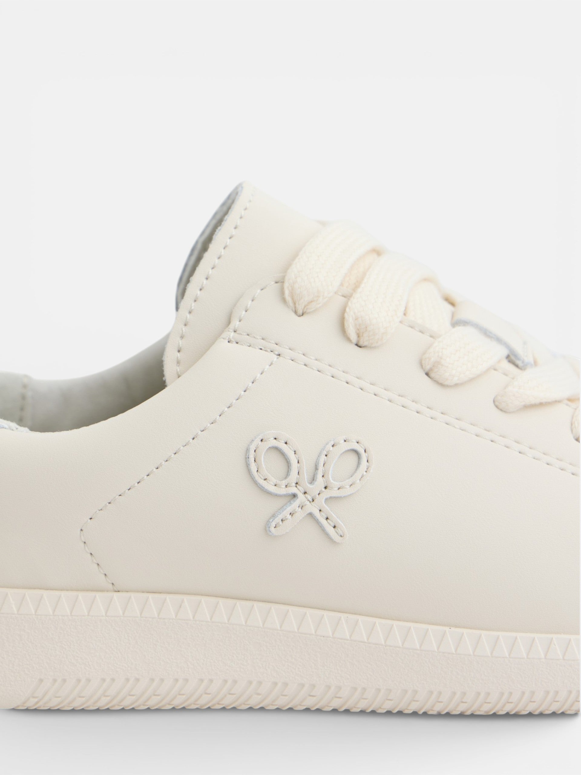 Silbon woman classic white shoe