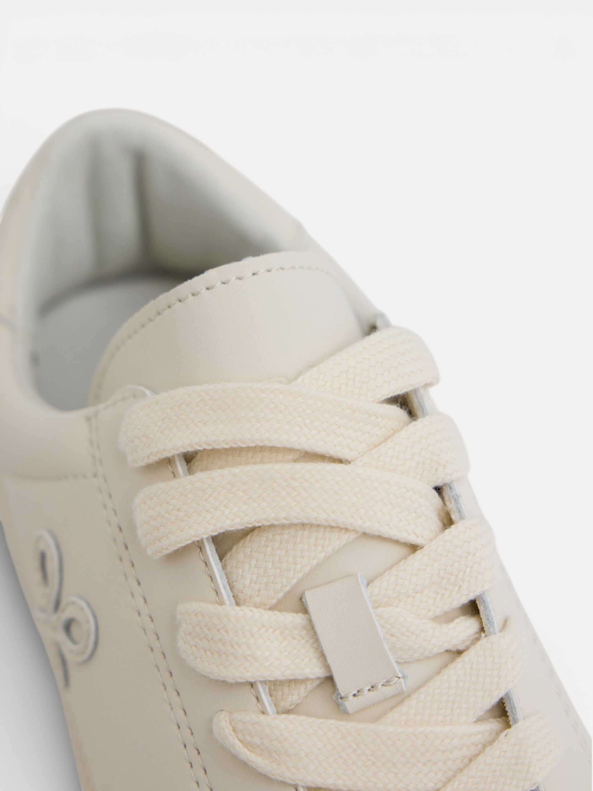 Silbon woman classic white shoe