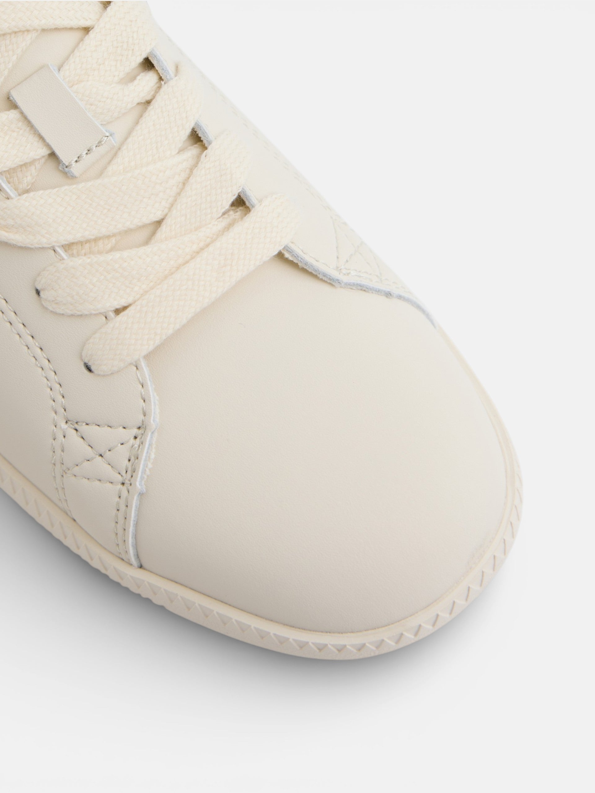 Silbon woman classic white shoe