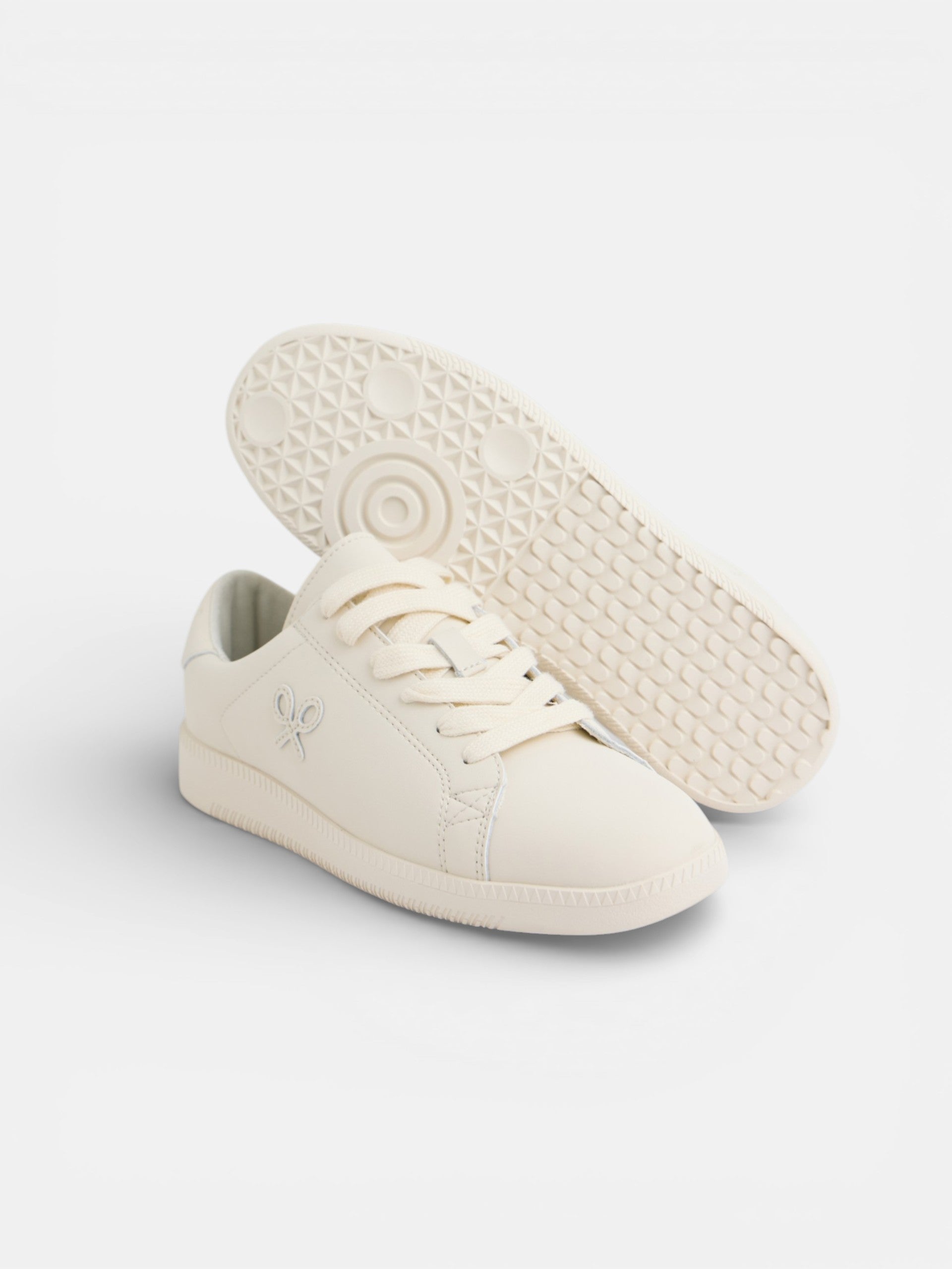 Silbon woman classic white shoe