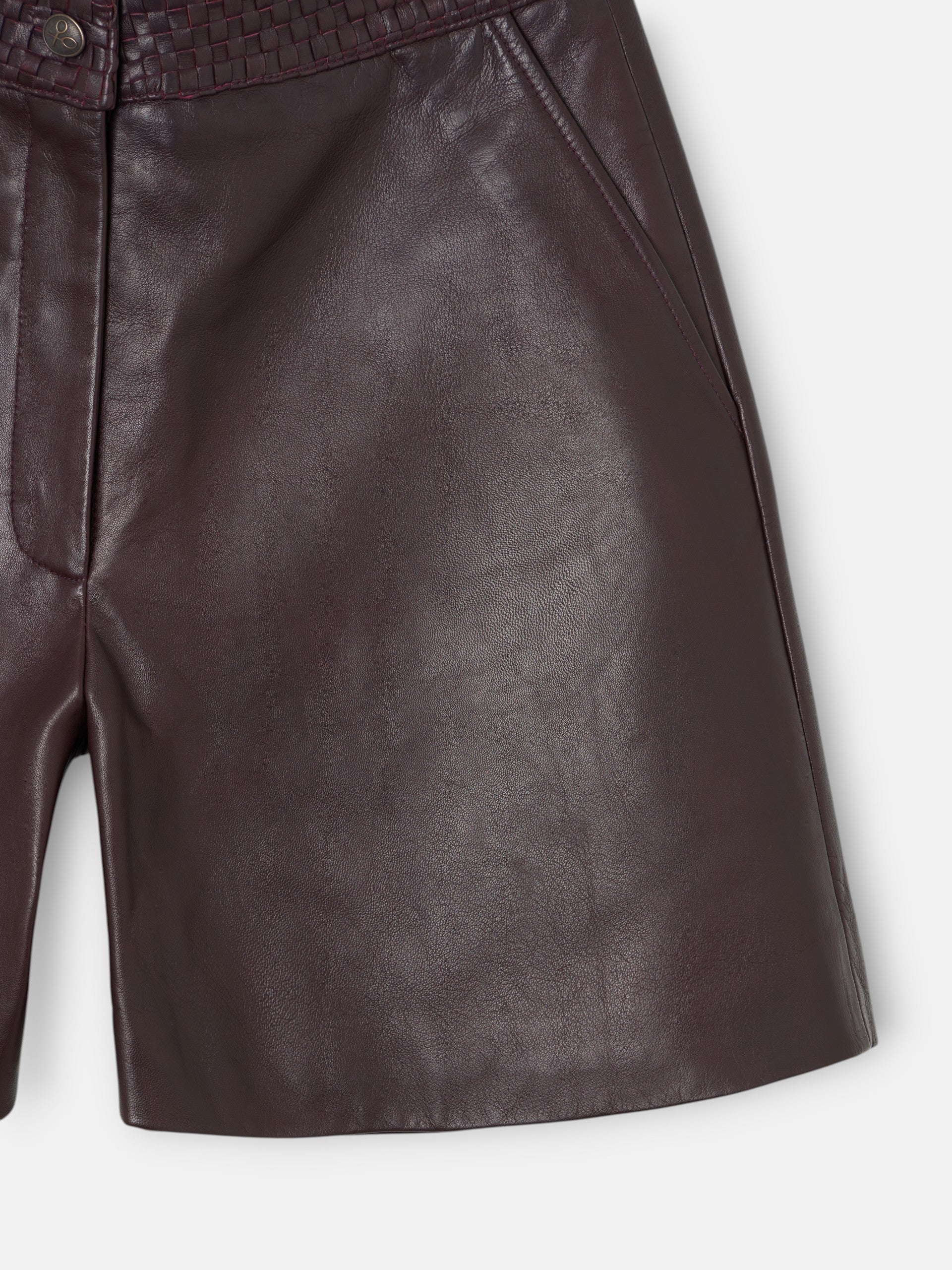 Bermuda en cuir tressé bordeaux