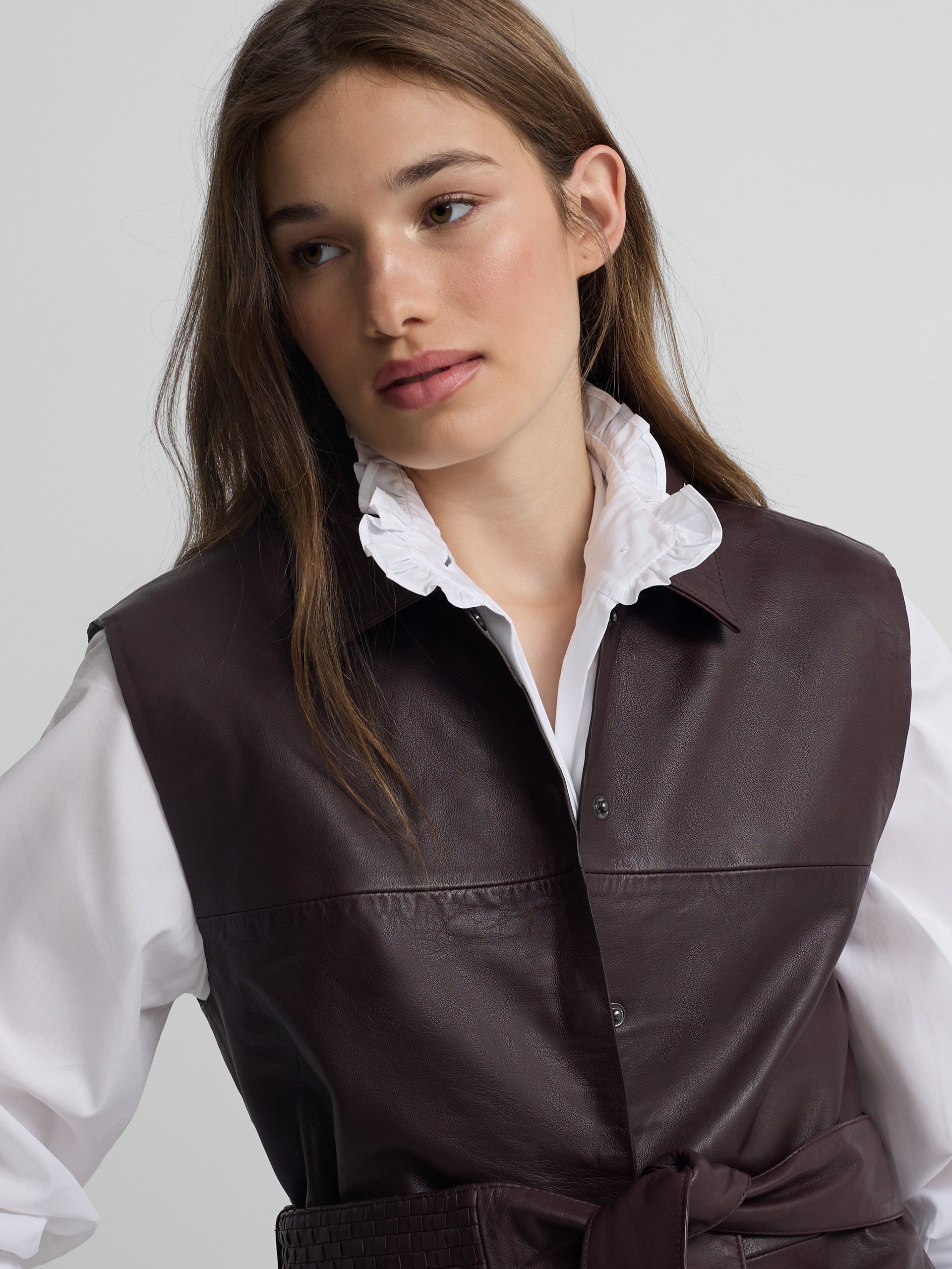 Chaleco piel trenzado burdeos