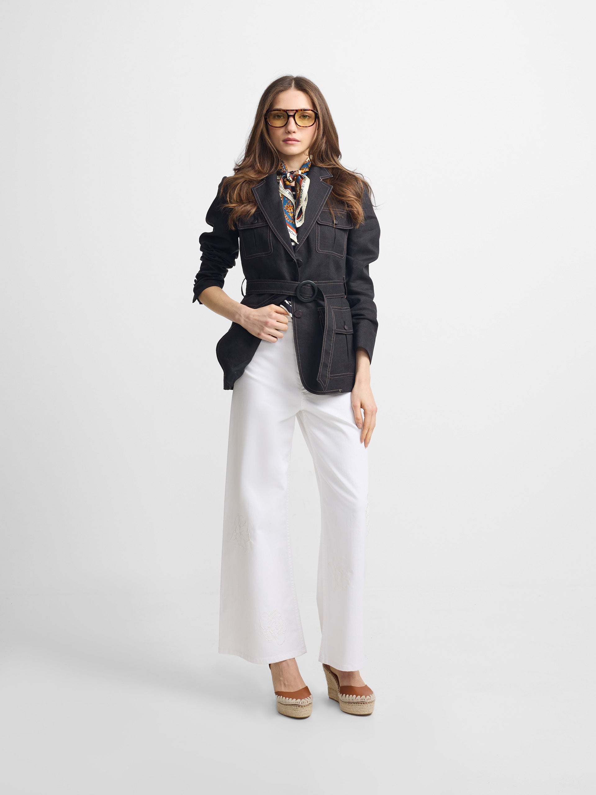 Sahariana preta com bolsos e detalhes