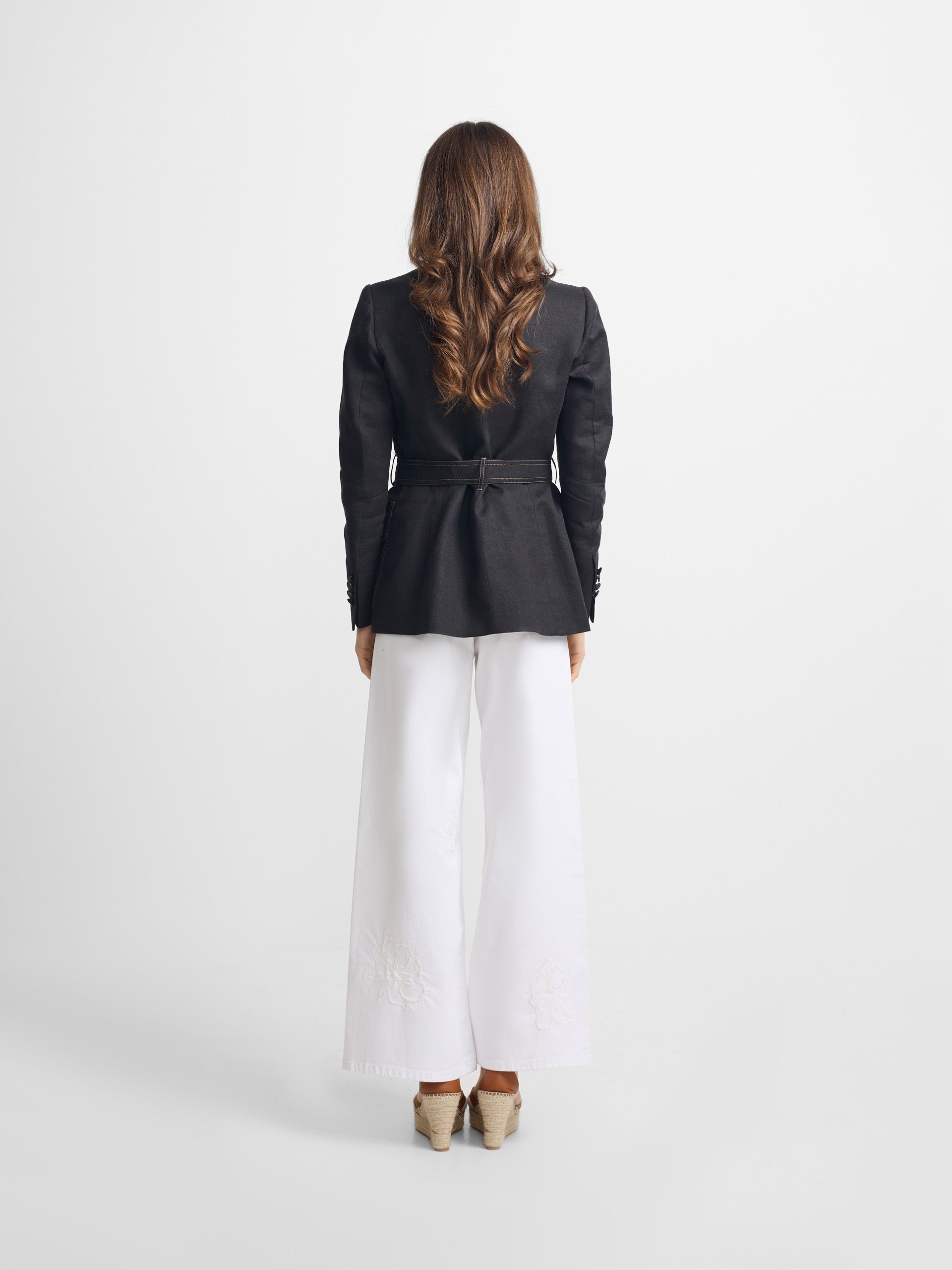 Sahariana preta com bolsos e detalhes