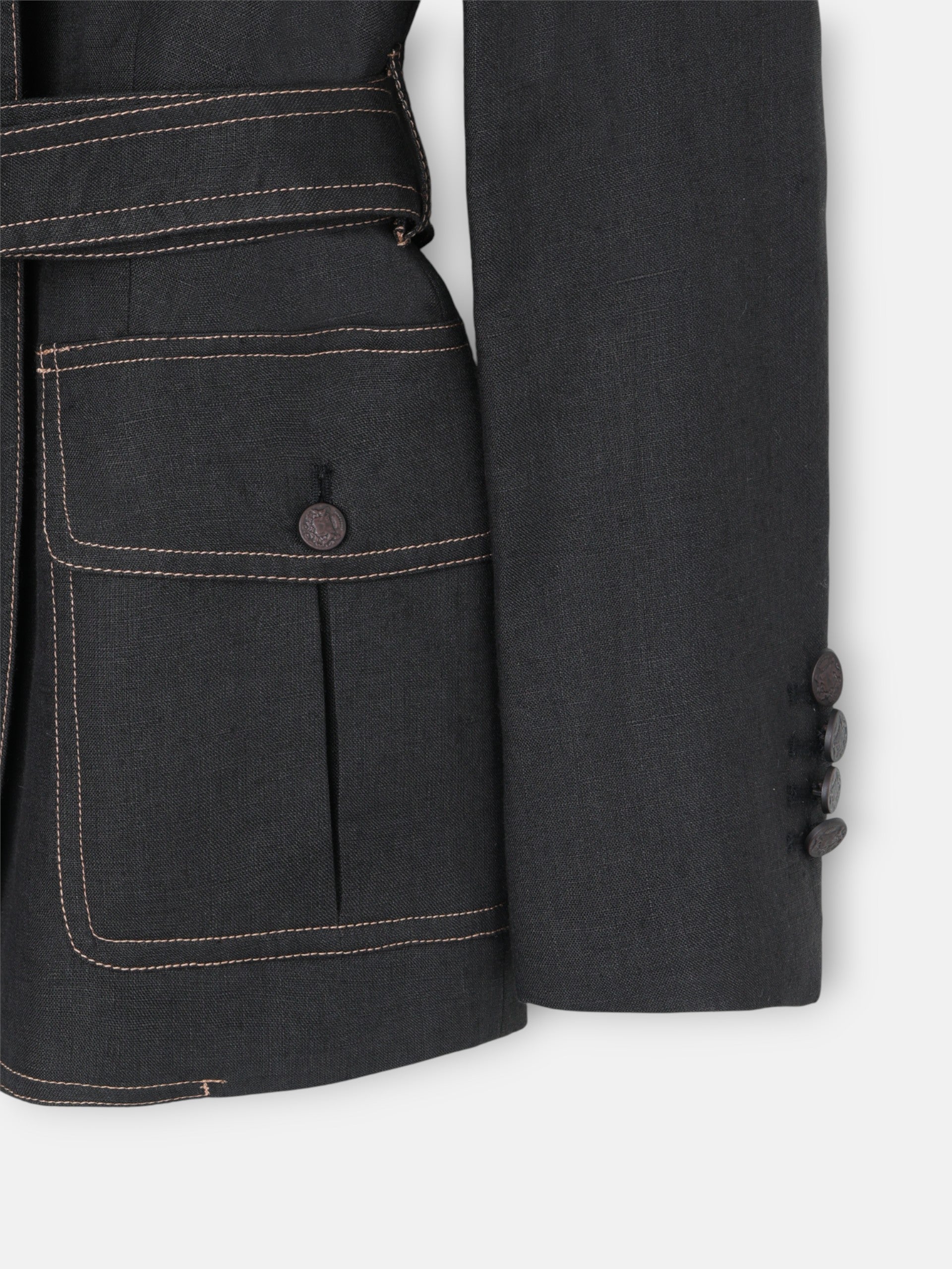 Sahariana preta com bolsos e detalhes