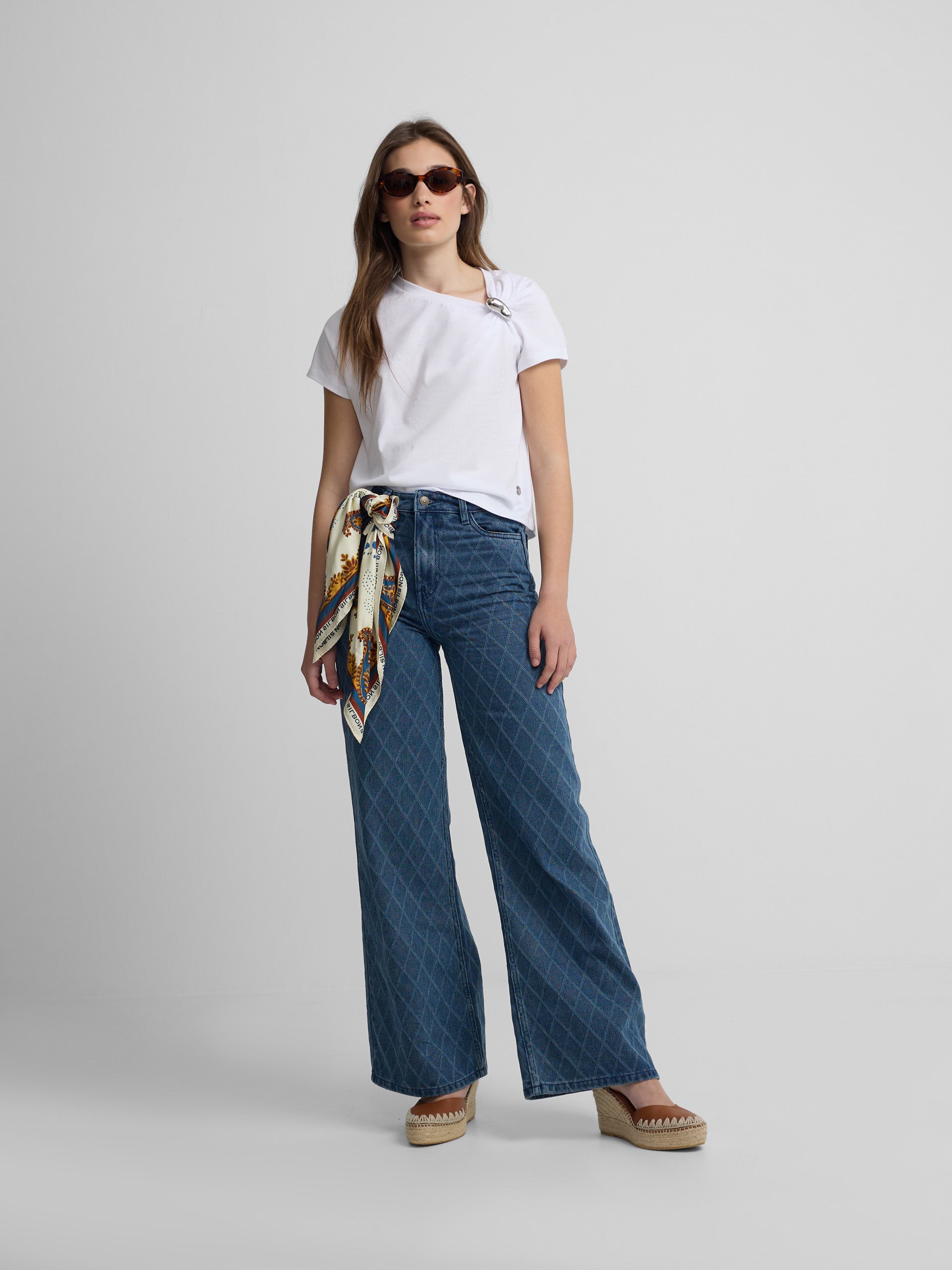 T-shirt femme blanc avec application nœud