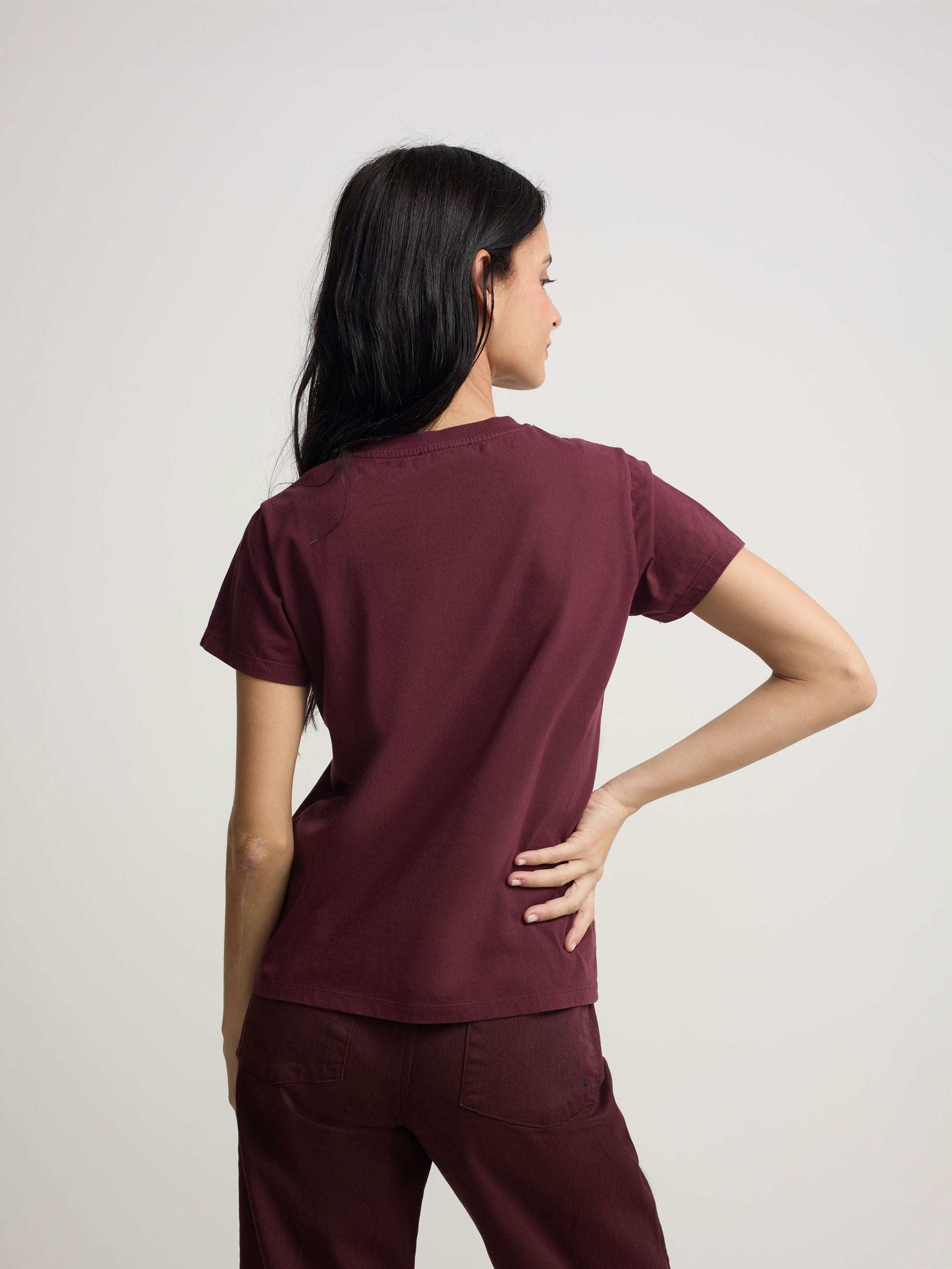 T-shirt violet à motifs griffonnés pour femmes