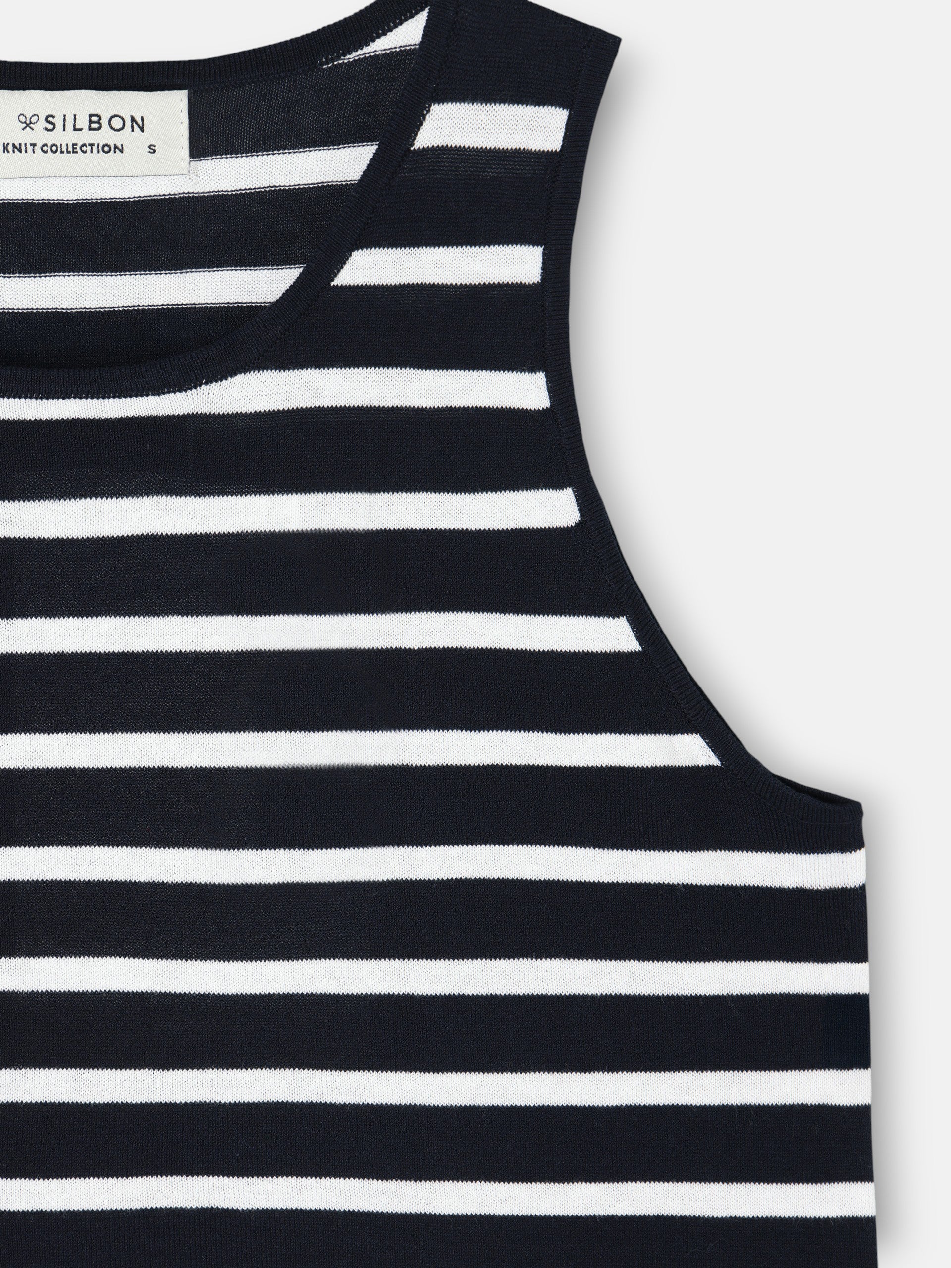 Camisola de malha às riscas azul-marinho e cru